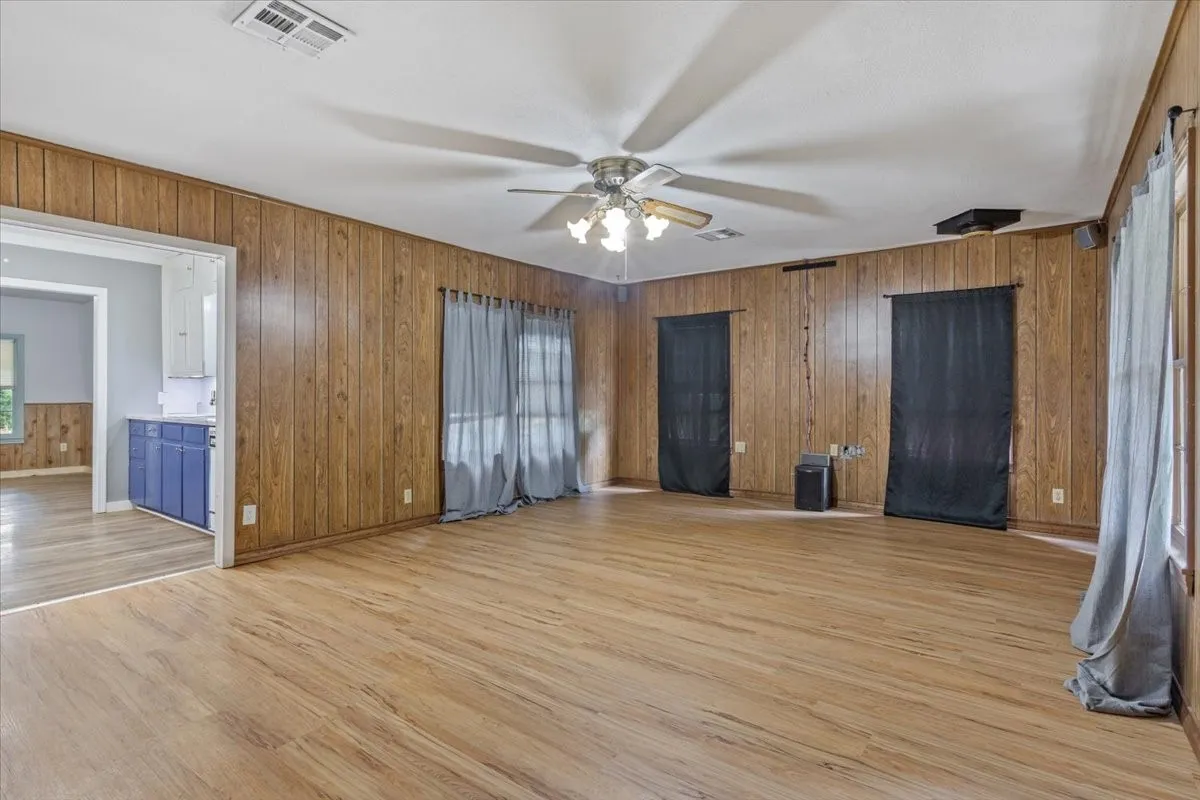 Single Family Residence For Sale in Bosque County , 802 Avenue A, Valley Mills, Texas 76689, 2 Bedroom, 1 Bathroom, Garage spaces, 1,236 Sqft, built in 1950, mls#21276848, Real Estate Agent in Valley Mills, Homes For Sale in Bosque county, Homes For Sale in Valley Mills, Realtor in Valley Mills Texas, Real Estate Brokerage Independent Realty Texas, Luminita Cordes Realtor