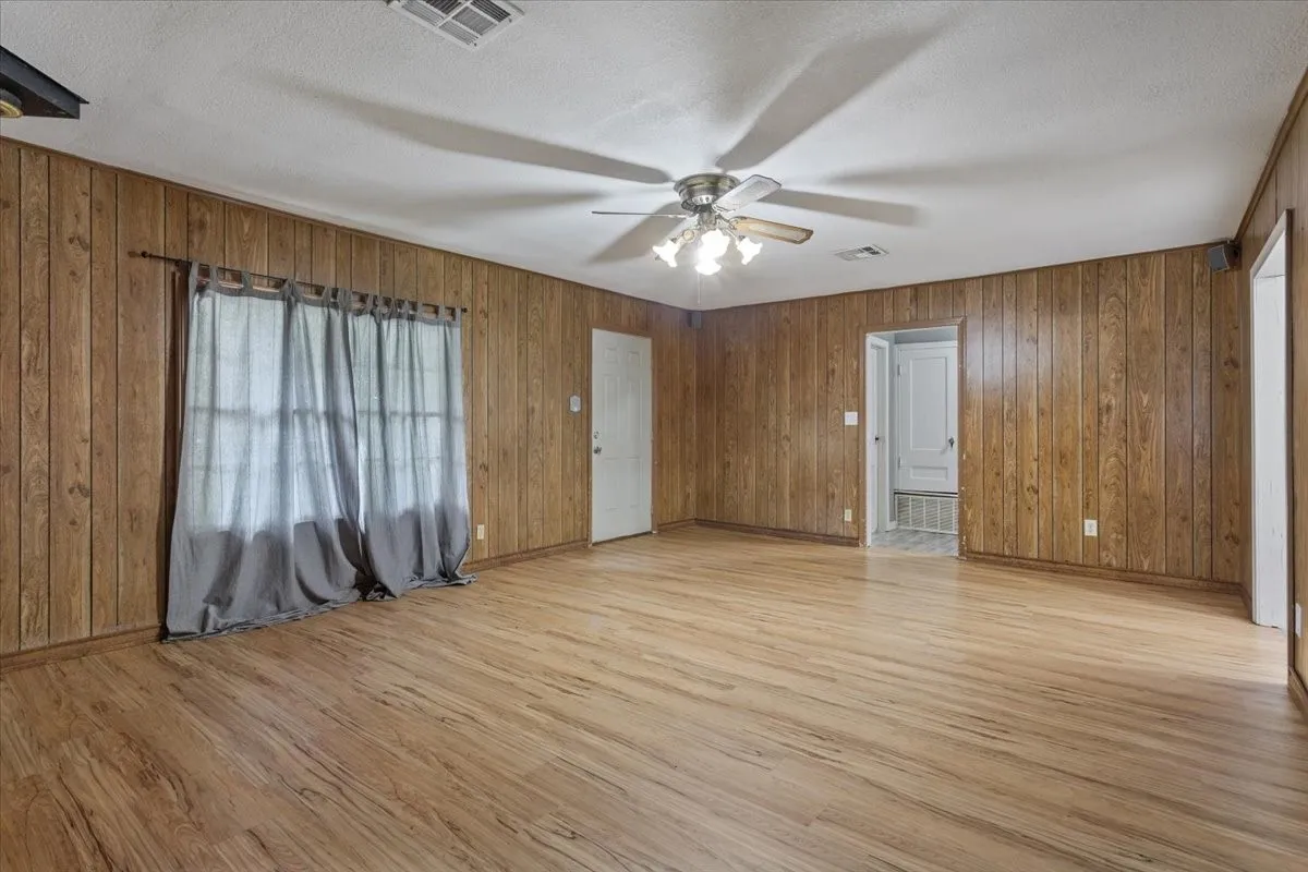 Single Family Residence For Sale in Bosque County , 802 Avenue A, Valley Mills, Texas 76689, 2 Bedroom, 1 Bathroom, Garage spaces, 1,236 Sqft, built in 1950, mls#21276848, Real Estate Agent in Valley Mills, Homes For Sale in Bosque county, Homes For Sale in Valley Mills, Realtor in Valley Mills Texas, Real Estate Brokerage Independent Realty Texas, Luminita Cordes Realtor