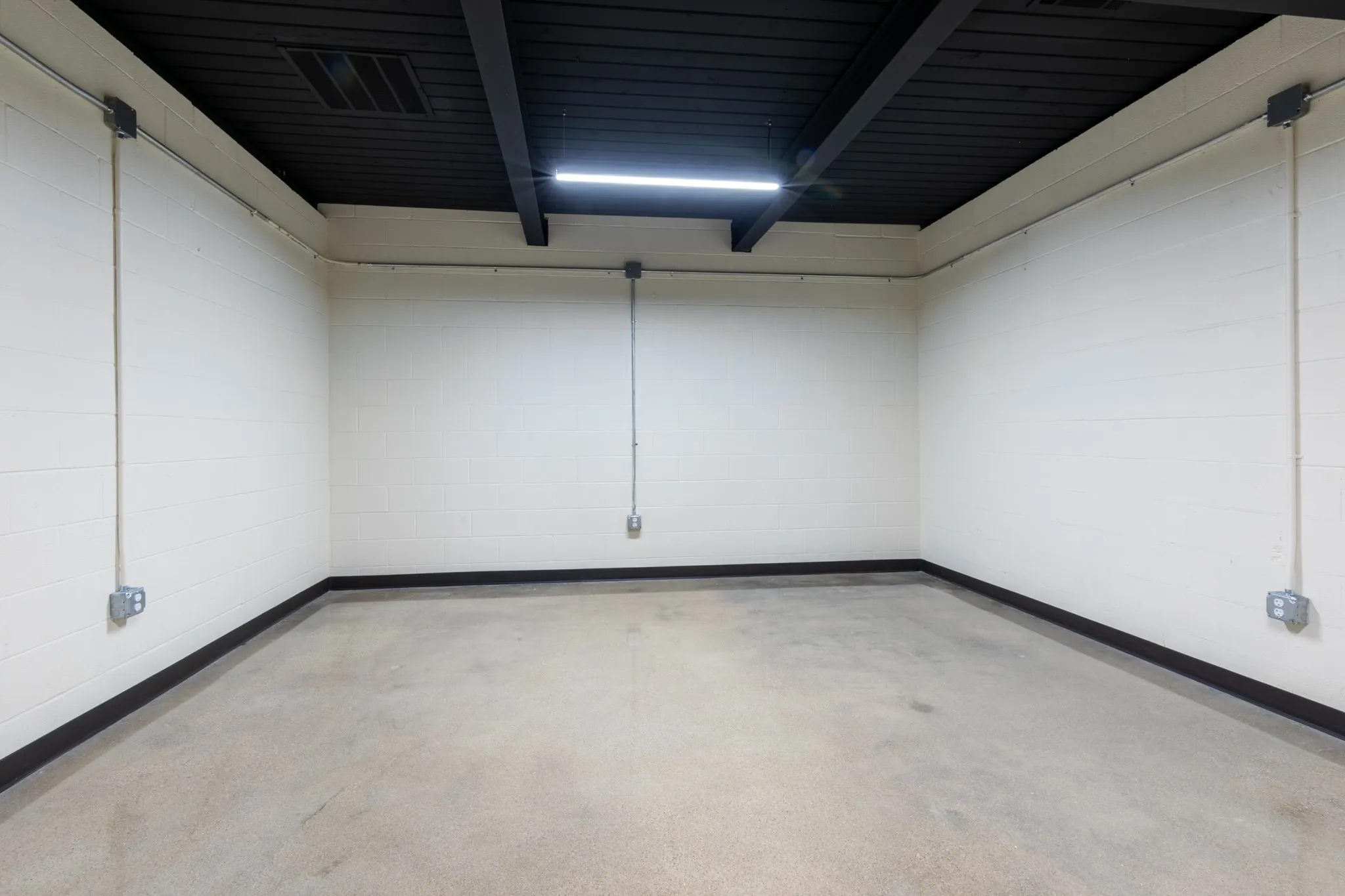 Warehouse For Rent in Tarrant County , 609 112th Street B, Arlington, Texas 76011, 0, 0, Garage spaces, 0 Sqft, built in 1966, Price $5,900, mls#21276532, Real Estate Agent in Arlington, Homes For Rent in Tarrant county, Homes For Rent in Arlington, Realtor in Arlington Texas, Real Estate Brokerage Independent Realty Texas, Luminita Cordes Realtor