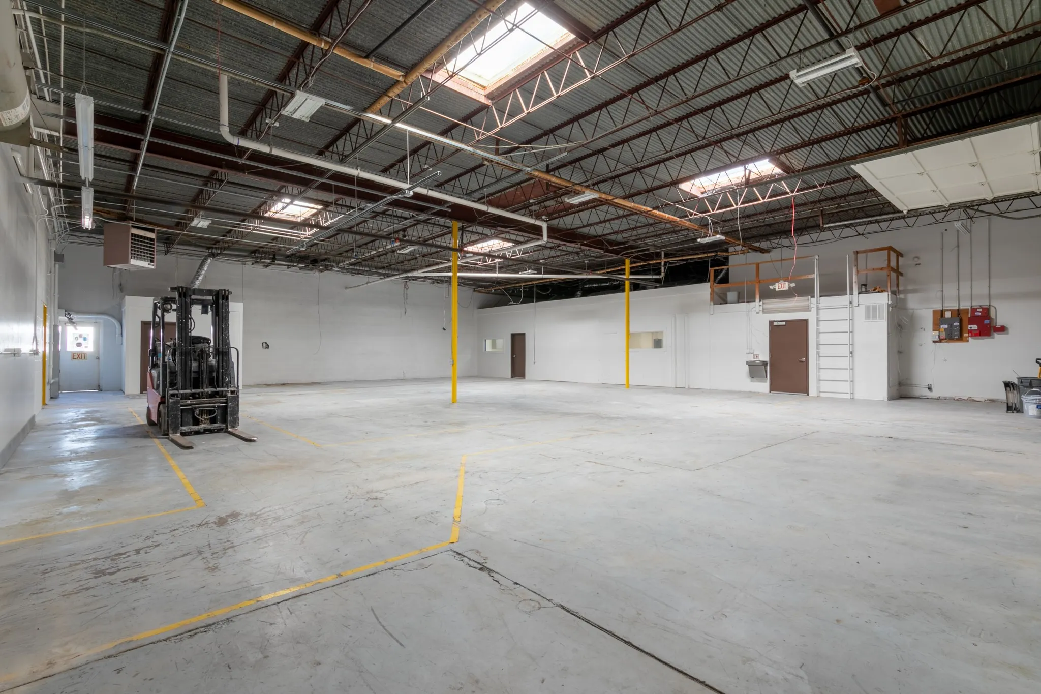 Warehouse For Rent in Tarrant County , 609 112th Street B, Arlington, Texas 76011, 0, 0, Garage spaces, 0 Sqft, built in 1966, Price $5,900, mls#21276532, Real Estate Agent in Arlington, Homes For Rent in Tarrant county, Homes For Rent in Arlington, Realtor in Arlington Texas, Real Estate Brokerage Independent Realty Texas, Luminita Cordes Realtor