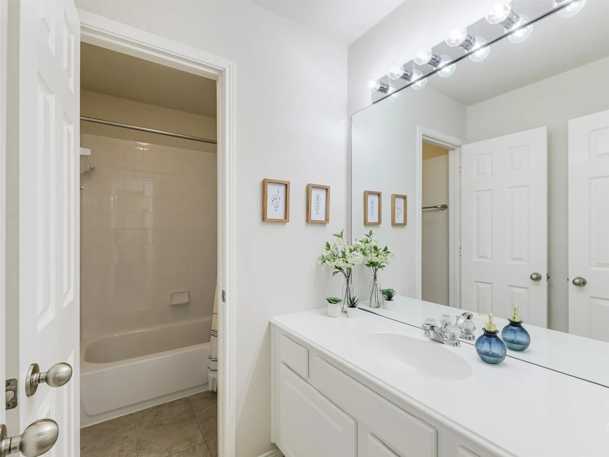 Single Family Residence For Sale in Denton County , 2373 Falcon Point Drive, Frisco, Texas 75033, 4 Bedroom, 4 Bathroom, 2 Garage spaces, 3,381 Sqft, built in 2005, mls#21276418, Real Estate Agent in Frisco, Homes For Sale in Denton county, Homes For Sale in Frisco, Realtor in Frisco Texas, Real Estate Brokerage Independent Realty Texas, Luminita Cordes Realtor