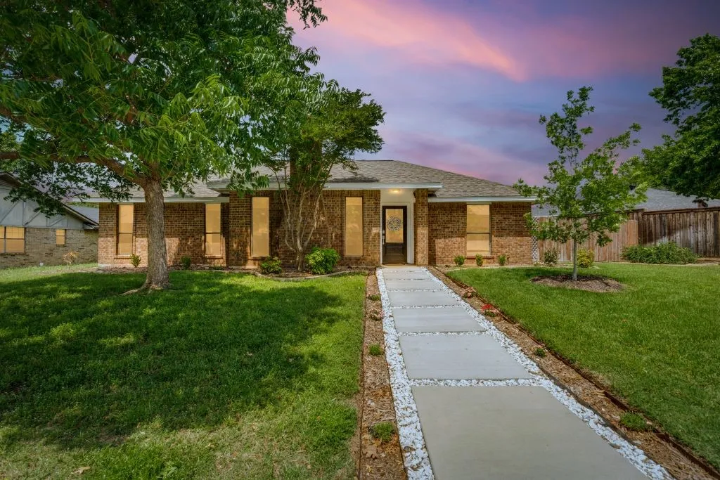 Single Family Residence For Rent in Denton County , 926 Hillside Lane, Flower Mound, Texas 75028, 3 Bedroom, 2 Bathroom, 2 Garage spaces, 1,498 Sqft, built in 1983, mls#21277614, Real Estate Agent in Flower Mound, Homes For Rent in Denton county, Homes For Rent in Flower Mound, Realtor in Flower Mound Texas, Real Estate Brokerage Independent Realty Texas, Luminita Cordes Realtor