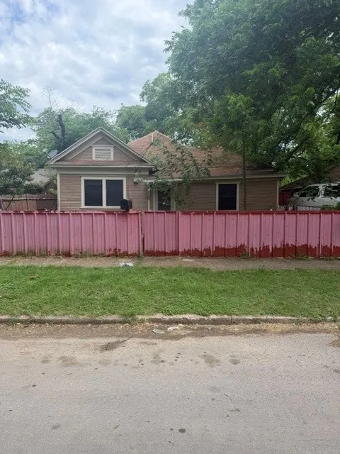 Single Family Residence For Sale in Dallas County , 417 W Brooklyn Avenue, Dallas, Texas 75208, 3 Bedroom, 1 Bathroom, Garage spaces, 1,226 Sqft, built in 1920, mls#21277672, Real Estate Agent in Dallas, Homes For Sale in Dallas county, Homes For Sale in Dallas, Realtor in Dallas Texas, Real Estate Brokerage Independent Realty Texas, Luminita Cordes Realtor