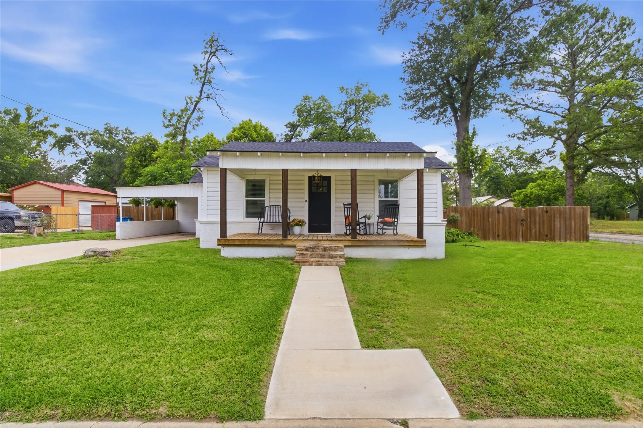 Single Family Residence For Sale in Wood County , 307 Locust Street, Winnsboro, Texas 75494, 2 Bedrooms, 1 Bathroom, Garage spaces, 1,168 Sqft, built in 1950, Price $215,000, mls#21277603, Real Estate Agent in Winnsboro, Homes For Sale in Wood county, Homes For Sale in Winnsboro, Realtor in Winnsboro Texas, Real Estate Brokerage Independent Realty Texas, Luminita Cordes Realtor