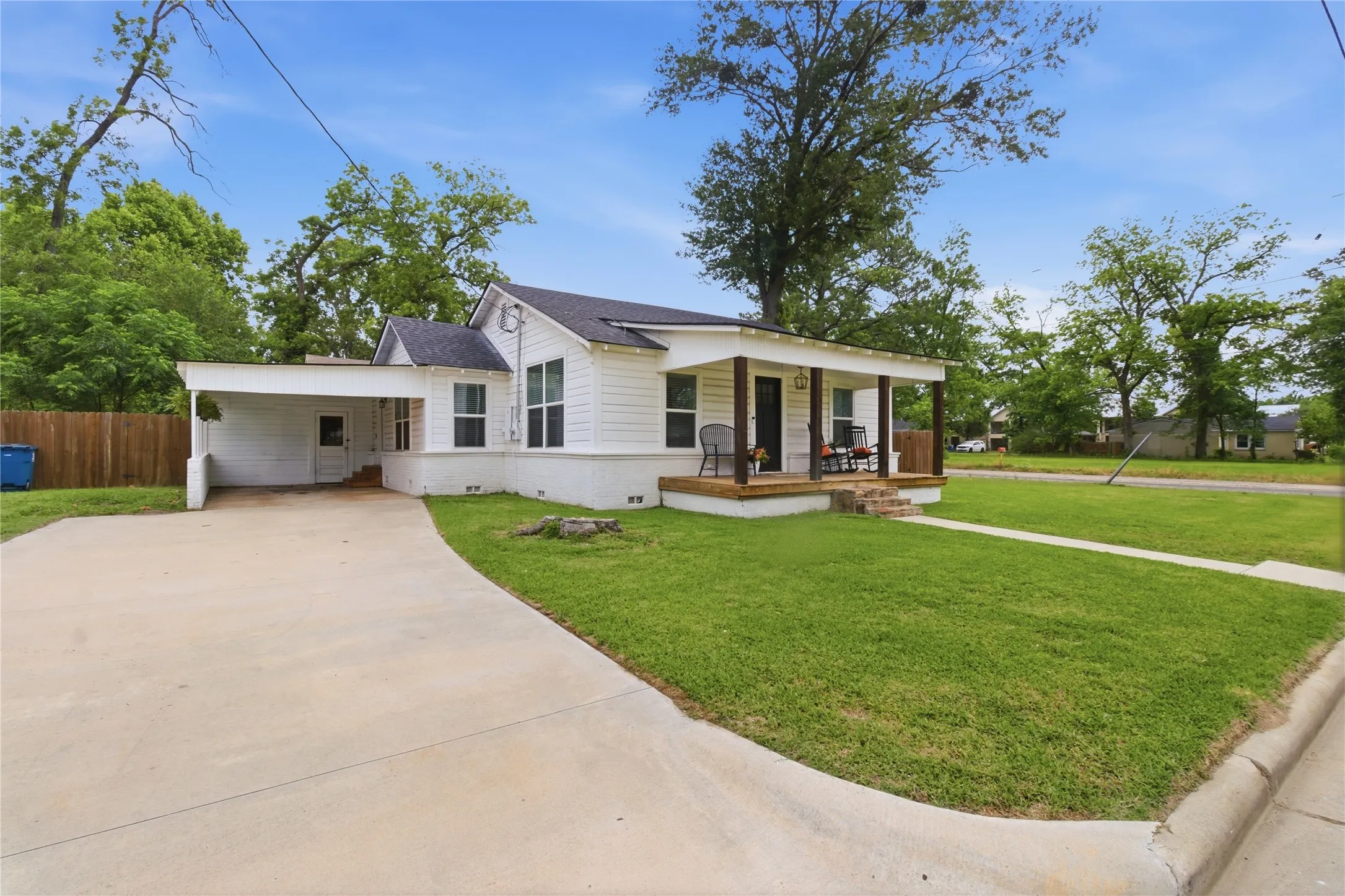 Single Family Residence For Sale in Wood County , 307 Locust Street, Winnsboro, Texas 75494, 2 Bedrooms, 1 Bathroom, Garage spaces, 1,168 Sqft, built in 1950, Price $215,000, mls#21277603, Real Estate Agent in Winnsboro, Homes For Sale in Wood county, Homes For Sale in Winnsboro, Realtor in Winnsboro Texas, Real Estate Brokerage Independent Realty Texas, Luminita Cordes Realtor