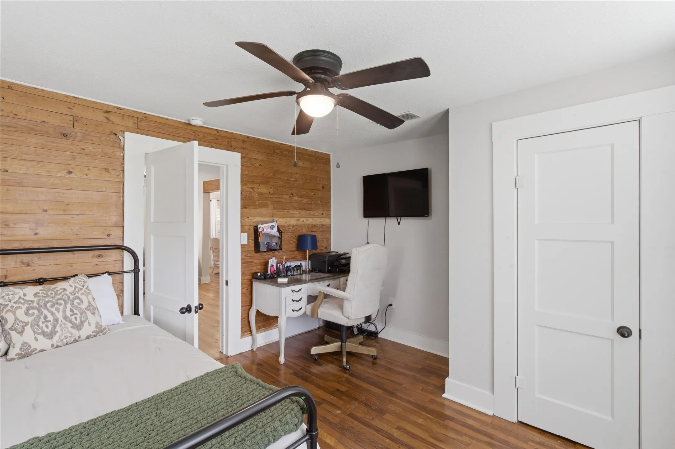 Single Family Residence For Sale in Wood County , 307 Locust Street, Winnsboro, Texas 75494, 2 Bedrooms, 1 Bathroom, Garage spaces, 1,168 Sqft, built in 1950, Price $215,000, mls#21277603, Real Estate Agent in Winnsboro, Homes For Sale in Wood county, Homes For Sale in Winnsboro, Realtor in Winnsboro Texas, Real Estate Brokerage Independent Realty Texas, Luminita Cordes Realtor