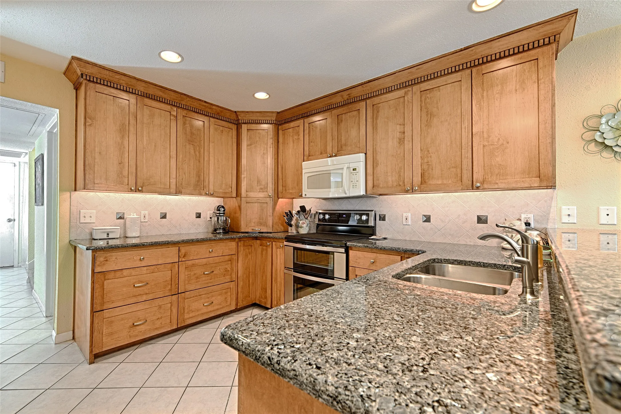 Single Family Residence For Sale in Dallas County , 2954 Woodcroft Circle, Carrollton, Texas 75006, 3 Bedroom, 3 Bathroom, 2 Garage spaces, 2,192 Sqft, built in 1972, mls#21276012, Real Estate Agent in Carrollton, Homes For Sale in Dallas county, Homes For Sale in Carrollton, Realtor in Carrollton Texas, Real Estate Brokerage Independent Realty Texas, Luminita Cordes Realtor