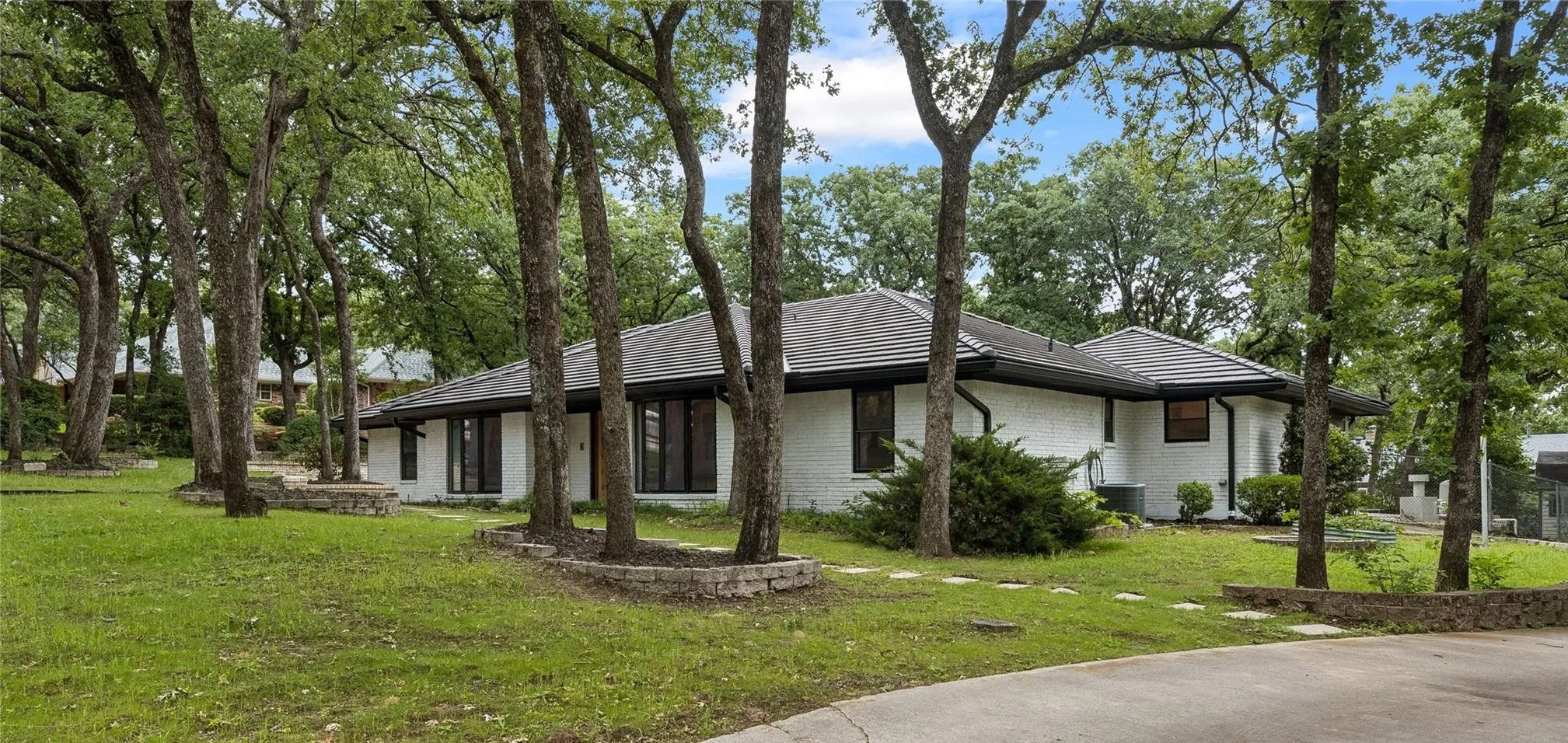 Single Family Residence For Sale in Tarrant County , 2000 Vista Trail, Keller, Texas 76262, 3 Bedroom, 3 Bathroom, 2 Garage spaces, 2,776 Sqft, built in 1979, mls#21275848, Real Estate Agent in Keller, Homes For Sale in Tarrant county, Homes For Sale in Keller, Realtor in Keller Texas, Real Estate Brokerage Independent Realty Texas, Luminita Cordes Realtor