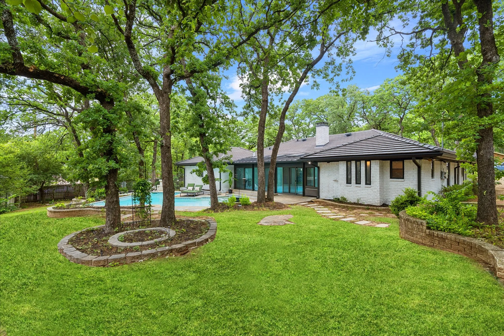 Single Family Residence For Sale in Tarrant County , 2000 Vista Trail, Keller, Texas 76262, 3 Bedroom, 3 Bathroom, 2 Garage spaces, 2,776 Sqft, built in 1979, mls#21275848, Real Estate Agent in Keller, Homes For Sale in Tarrant county, Homes For Sale in Keller, Realtor in Keller Texas, Real Estate Brokerage Independent Realty Texas, Luminita Cordes Realtor