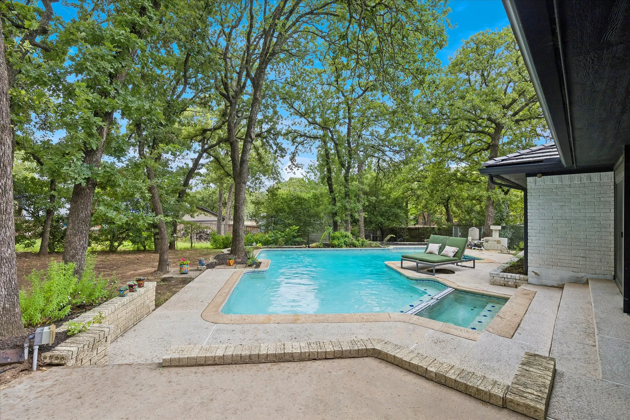 Single Family Residence For Sale in Tarrant County , 2000 Vista Trail, Keller, Texas 76262, 3 Bedroom, 3 Bathroom, 2 Garage spaces, 2,776 Sqft, built in 1979, mls#21275848, Real Estate Agent in Keller, Homes For Sale in Tarrant county, Homes For Sale in Keller, Realtor in Keller Texas, Real Estate Brokerage Independent Realty Texas, Luminita Cordes Realtor