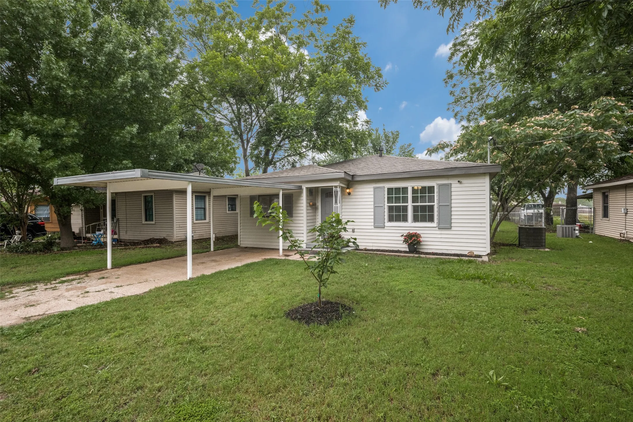 Single Family Residence For Sale in Montague County , 717 Small Street, Bowie, Texas 76230, 3 Bedroom, 1 Bathroom, Garage spaces, 990 Sqft, built in 1955, mls#21274490, Real Estate Agent in Bowie, Homes For Sale in Montague county, Homes For Sale in Bowie, Realtor in Bowie Texas, Real Estate Brokerage Independent Realty Texas, Luminita Cordes Realtor