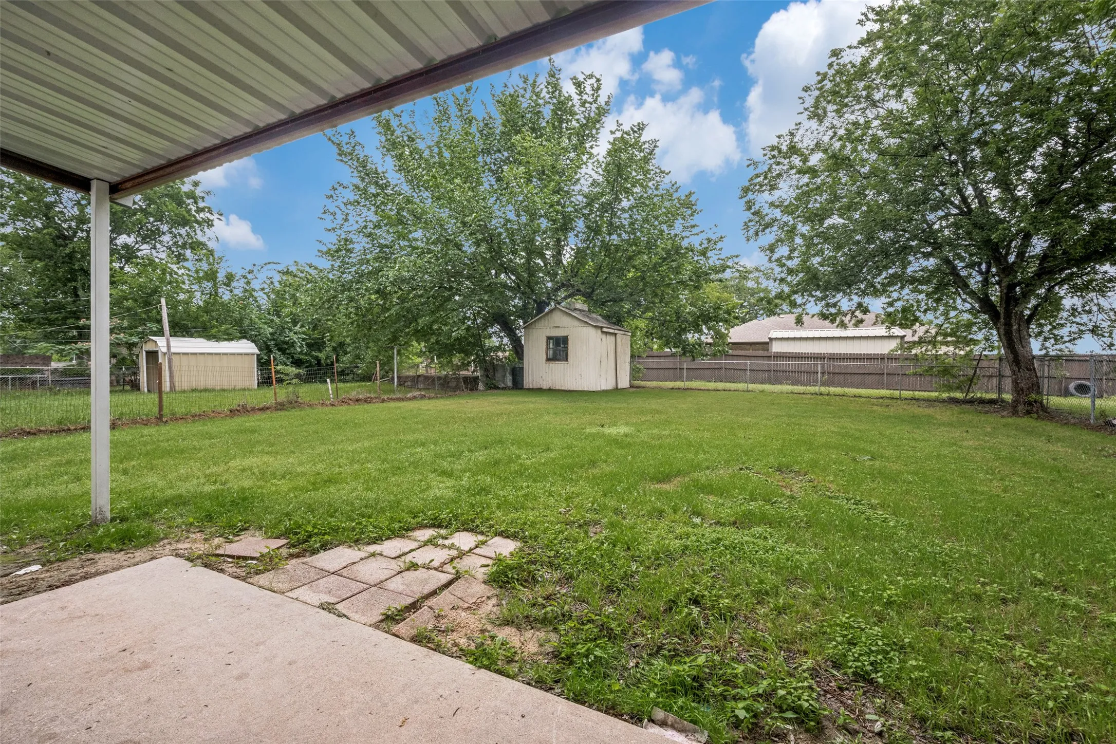Single Family Residence For Sale in Montague County , 717 Small Street, Bowie, Texas 76230, 3 Bedroom, 1 Bathroom, Garage spaces, 990 Sqft, built in 1955, mls#21274490, Real Estate Agent in Bowie, Homes For Sale in Montague county, Homes For Sale in Bowie, Realtor in Bowie Texas, Real Estate Brokerage Independent Realty Texas, Luminita Cordes Realtor