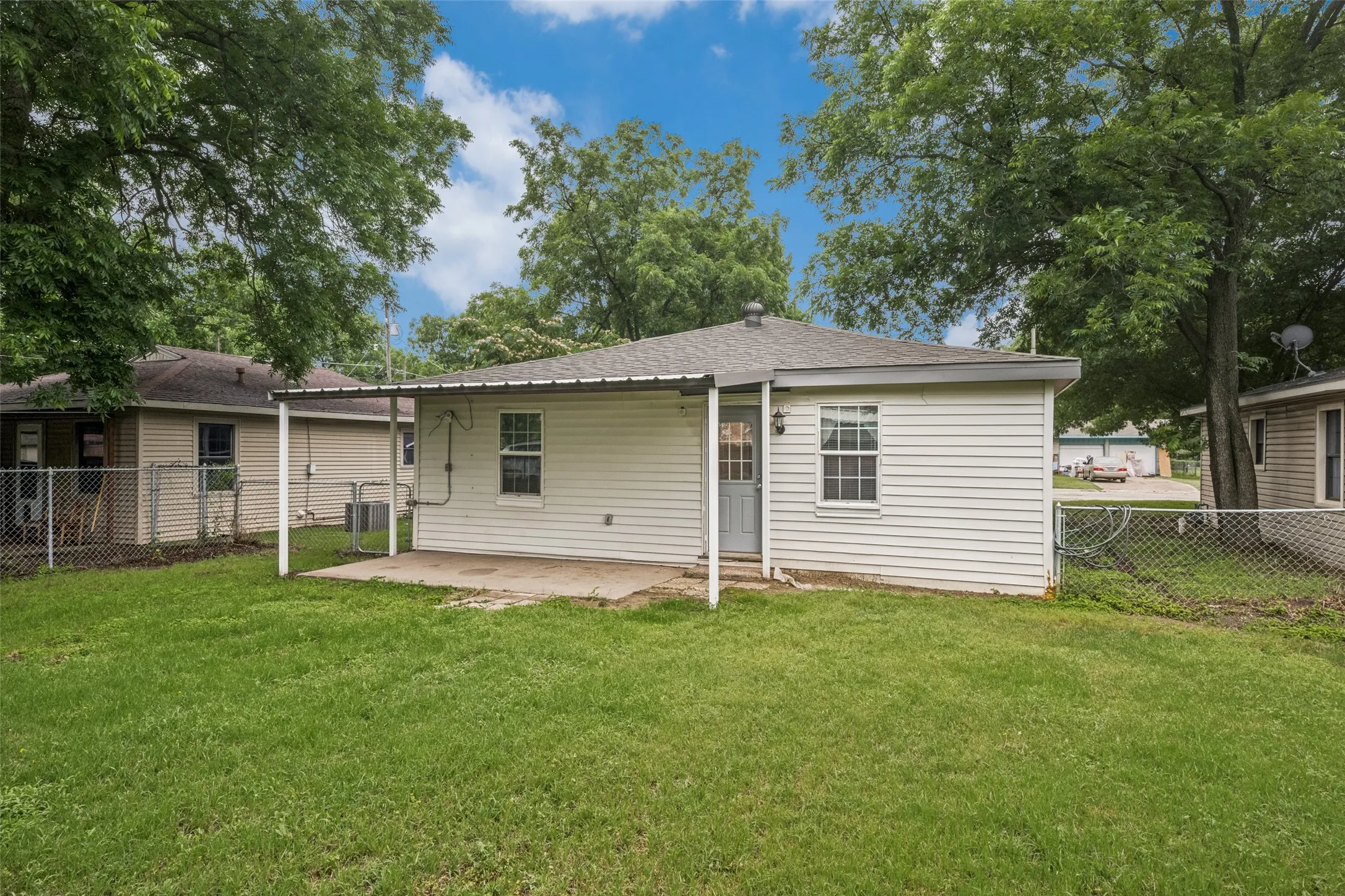 Single Family Residence For Sale in Montague County , 717 Small Street, Bowie, Texas 76230, 3 Bedroom, 1 Bathroom, Garage spaces, 990 Sqft, built in 1955, mls#21274490, Real Estate Agent in Bowie, Homes For Sale in Montague county, Homes For Sale in Bowie, Realtor in Bowie Texas, Real Estate Brokerage Independent Realty Texas, Luminita Cordes Realtor