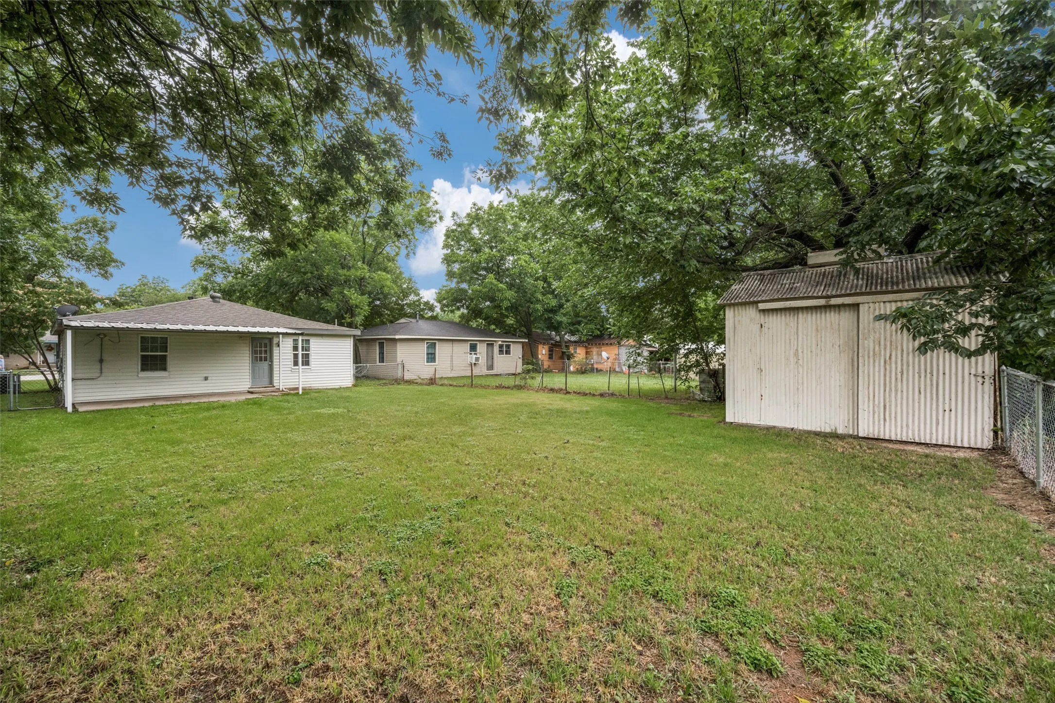 Single Family Residence For Sale in Montague County , 717 Small Street, Bowie, Texas 76230, 3 Bedroom, 1 Bathroom, Garage spaces, 990 Sqft, built in 1955, mls#21274490, Real Estate Agent in Bowie, Homes For Sale in Montague county, Homes For Sale in Bowie, Realtor in Bowie Texas, Real Estate Brokerage Independent Realty Texas, Luminita Cordes Realtor
