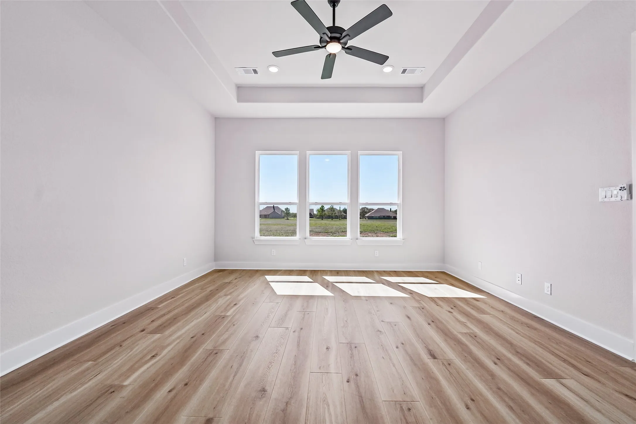 Tray ceiling with recessed lighting