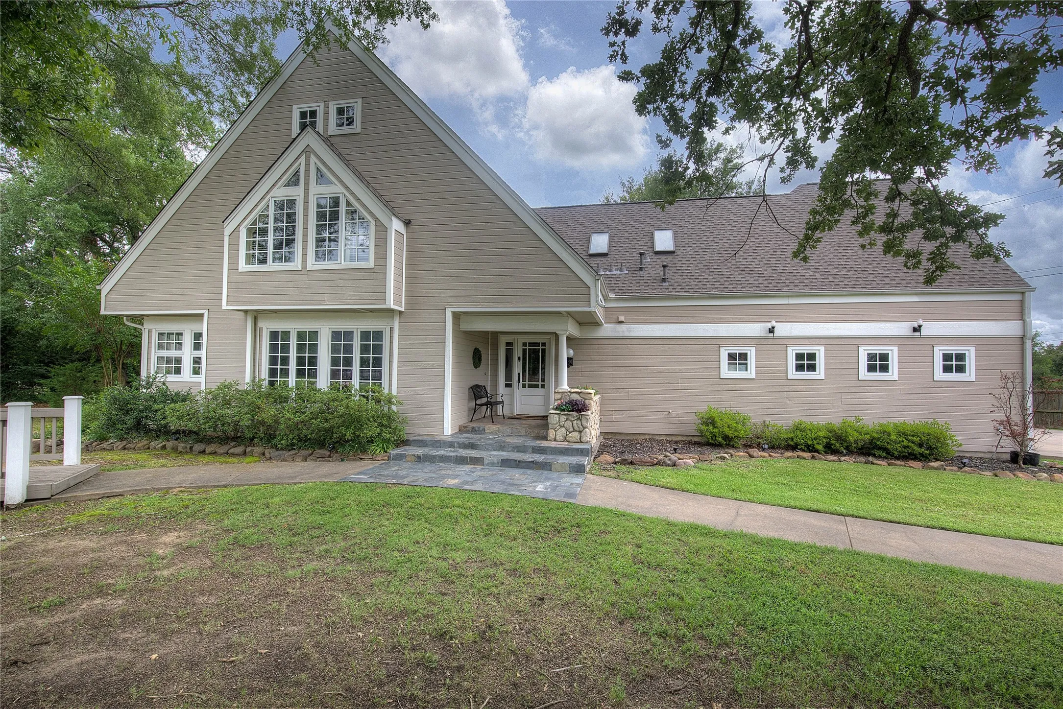 Single Family Residence For Sale in Hopkins County , 2 Jennifer Lane, Sulphur Springs, Texas 75482, 4 Bedroom, 4 Bathroom, 3 Garage spaces, 3,972 Sqft, built in 1997, mls#21275734, Real Estate Agent in Sulphur Springs, Homes For Sale in Hopkins county, Homes For Sale in Sulphur Springs, Realtor in Sulphur Springs Texas, Real Estate Brokerage Independent Realty Texas, Luminita Cordes Realtor