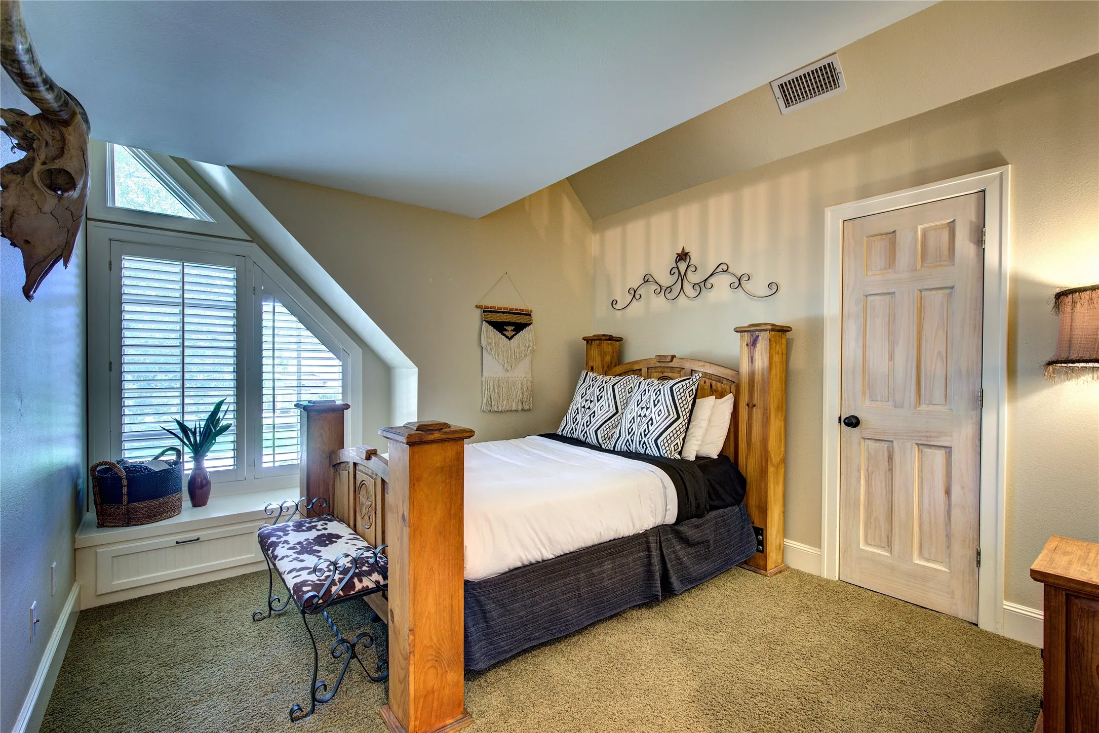 Single Family Residence For Sale in Hopkins County , 2 Jennifer Lane, Sulphur Springs, Texas 75482, 4 Bedroom, 4 Bathroom, 3 Garage spaces, 3,972 Sqft, built in 1997, mls#21275734, Real Estate Agent in Sulphur Springs, Homes For Sale in Hopkins county, Homes For Sale in Sulphur Springs, Realtor in Sulphur Springs Texas, Real Estate Brokerage Independent Realty Texas, Luminita Cordes Realtor