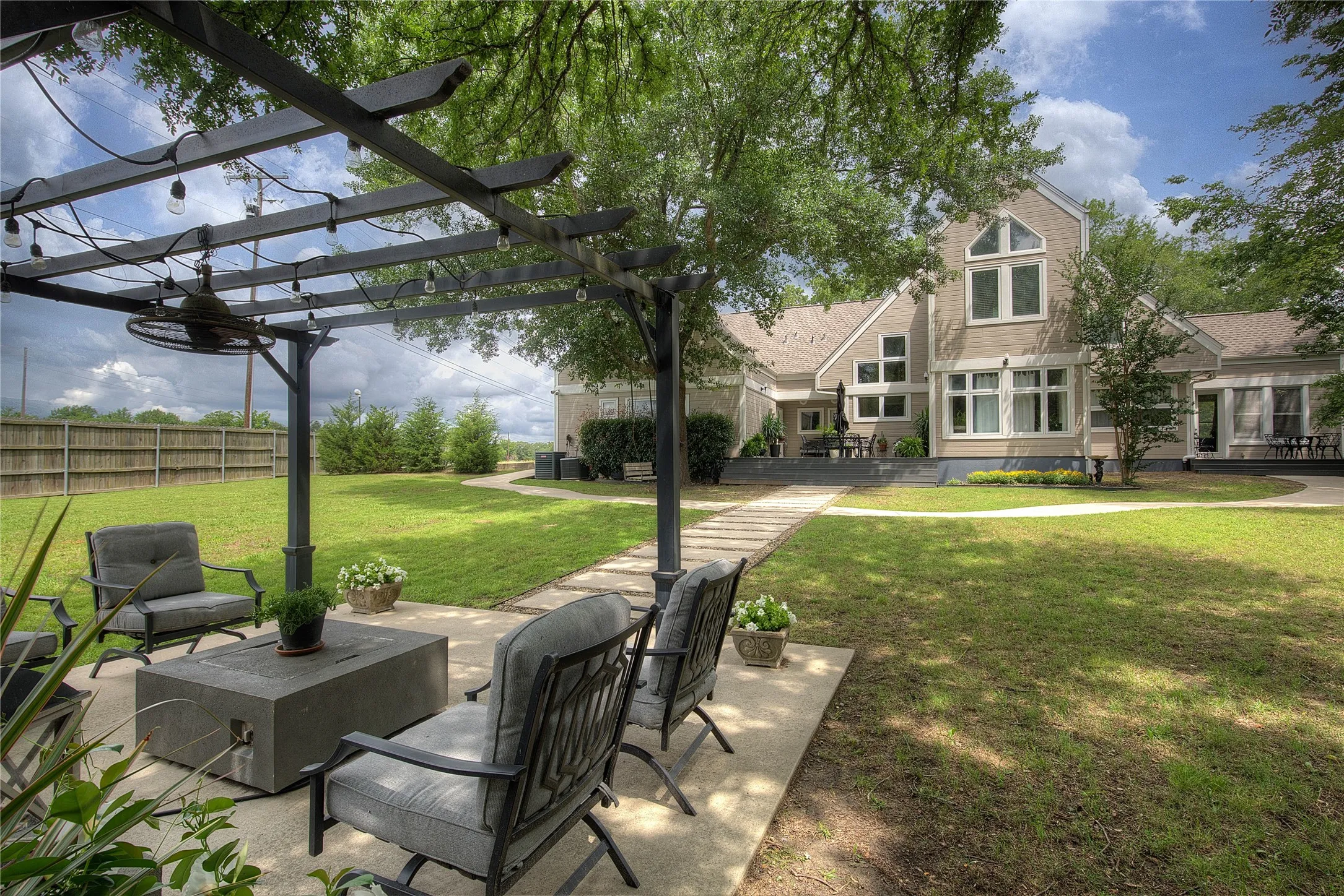 Single Family Residence For Sale in Hopkins County , 2 Jennifer Lane, Sulphur Springs, Texas 75482, 4 Bedroom, 4 Bathroom, 3 Garage spaces, 3,972 Sqft, built in 1997, mls#21275734, Real Estate Agent in Sulphur Springs, Homes For Sale in Hopkins county, Homes For Sale in Sulphur Springs, Realtor in Sulphur Springs Texas, Real Estate Brokerage Independent Realty Texas, Luminita Cordes Realtor