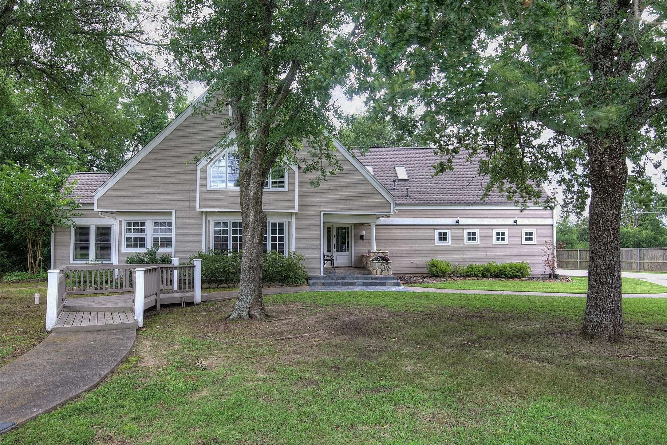 Single Family Residence For Sale in Hopkins County , 2 Jennifer Lane, Sulphur Springs, Texas 75482, 4 Bedroom, 4 Bathroom, 3 Garage spaces, 3,972 Sqft, built in 1997, mls#21275734, Real Estate Agent in Sulphur Springs, Homes For Sale in Hopkins county, Homes For Sale in Sulphur Springs, Realtor in Sulphur Springs Texas, Real Estate Brokerage Independent Realty Texas, Luminita Cordes Realtor