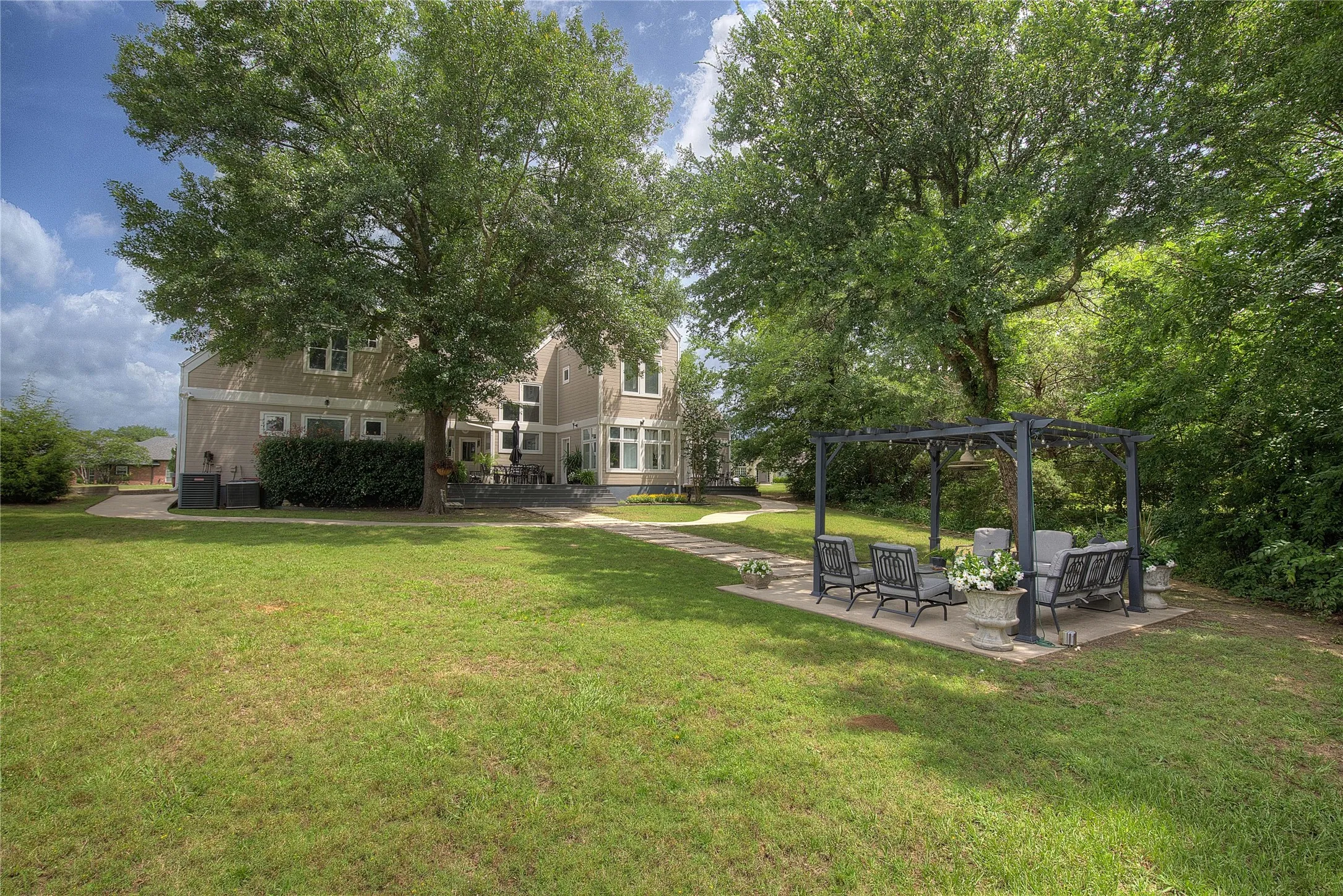 Single Family Residence For Sale in Hopkins County , 2 Jennifer Lane, Sulphur Springs, Texas 75482, 4 Bedroom, 4 Bathroom, 3 Garage spaces, 3,972 Sqft, built in 1997, mls#21275734, Real Estate Agent in Sulphur Springs, Homes For Sale in Hopkins county, Homes For Sale in Sulphur Springs, Realtor in Sulphur Springs Texas, Real Estate Brokerage Independent Realty Texas, Luminita Cordes Realtor