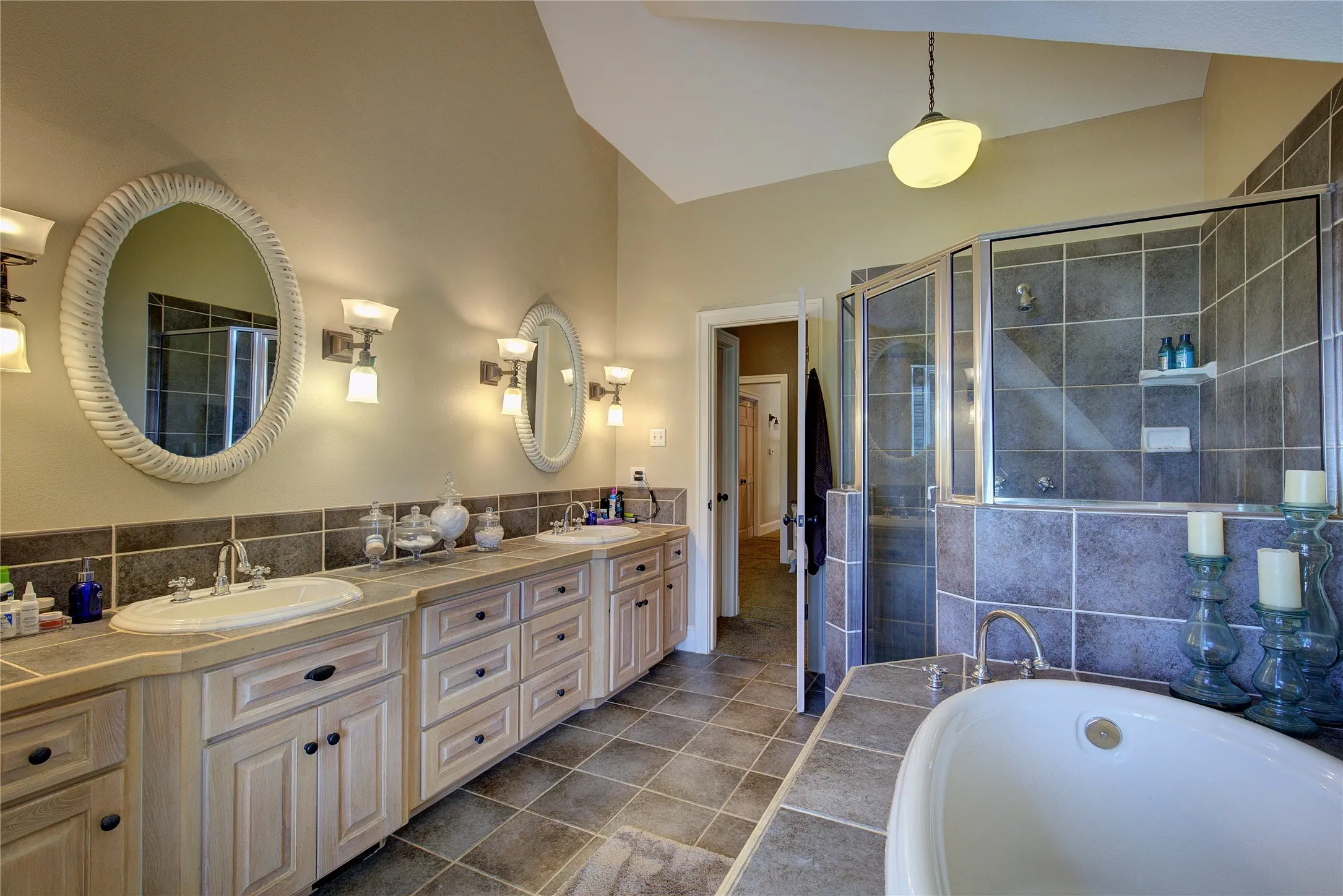 Single Family Residence For Sale in Hopkins County , 2 Jennifer Lane, Sulphur Springs, Texas 75482, 4 Bedroom, 4 Bathroom, 3 Garage spaces, 3,972 Sqft, built in 1997, mls#21275734, Real Estate Agent in Sulphur Springs, Homes For Sale in Hopkins county, Homes For Sale in Sulphur Springs, Realtor in Sulphur Springs Texas, Real Estate Brokerage Independent Realty Texas, Luminita Cordes Realtor