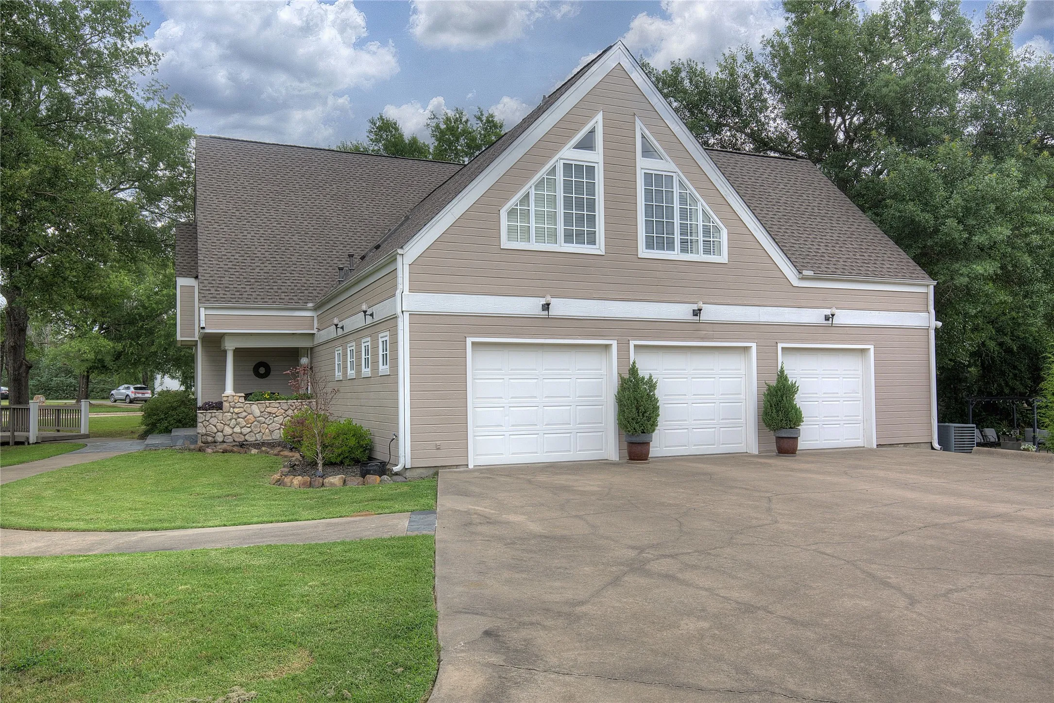 Single Family Residence For Sale in Hopkins County , 2 Jennifer Lane, Sulphur Springs, Texas 75482, 4 Bedroom, 4 Bathroom, 3 Garage spaces, 3,972 Sqft, built in 1997, mls#21275734, Real Estate Agent in Sulphur Springs, Homes For Sale in Hopkins county, Homes For Sale in Sulphur Springs, Realtor in Sulphur Springs Texas, Real Estate Brokerage Independent Realty Texas, Luminita Cordes Realtor
