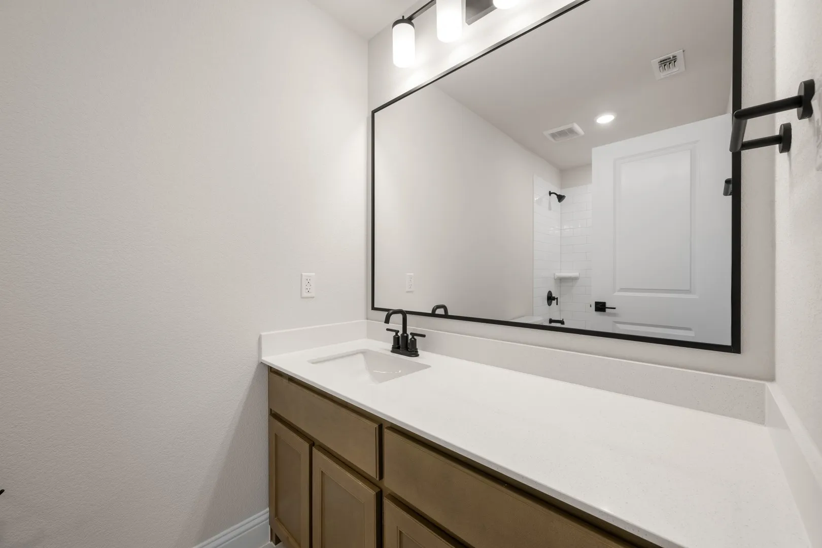 DFW-Silo Mills-Concept 3015-7861 Barley Field Street-Bathroom-Risewell Homes-2