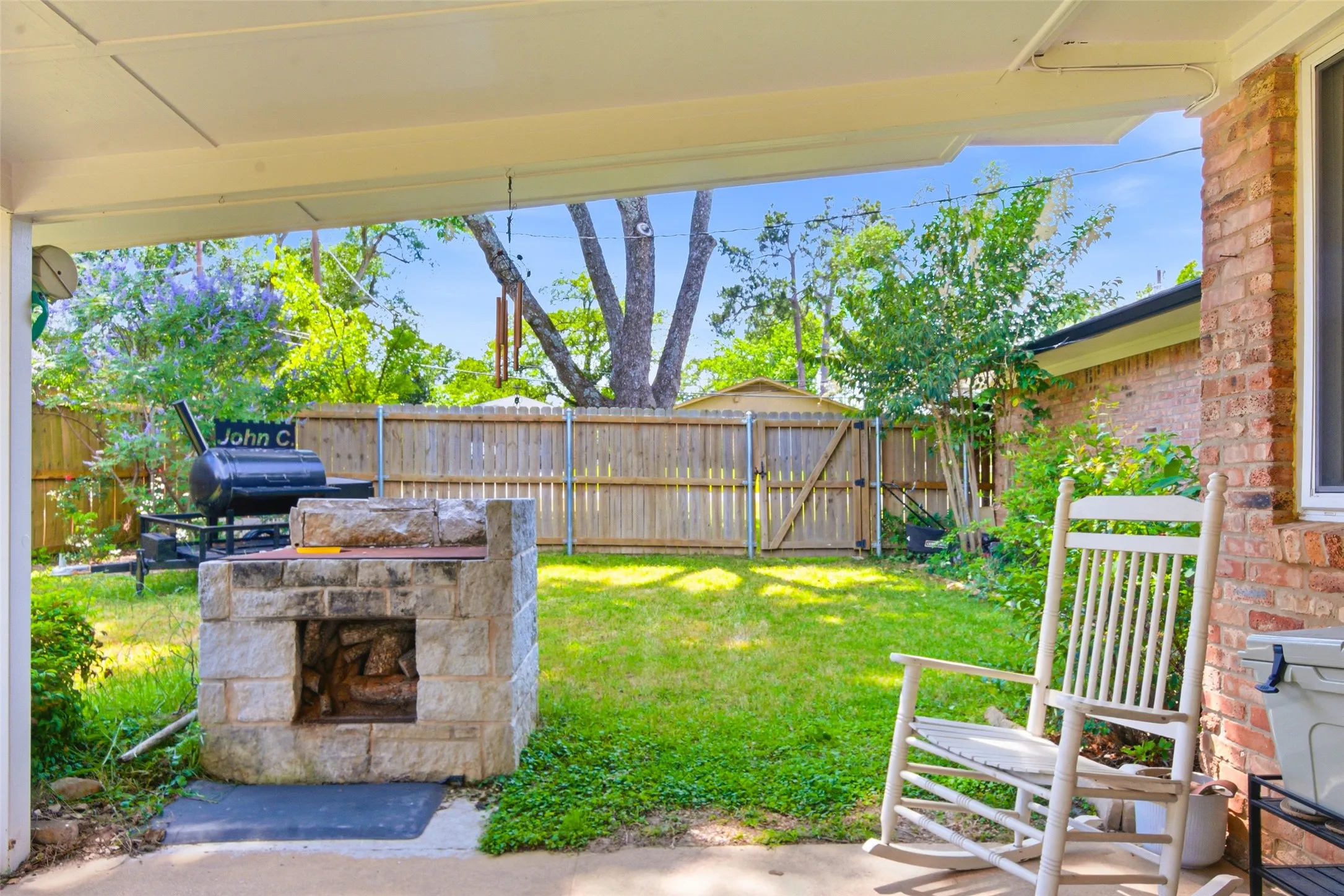 Single Family Residence For Sale in Smith County , 1901 Sterling Drive, Tyler, Texas 75701, 3 Bedroom, 2 Bathroom, 2 Garage spaces, 1,931 Sqft, built in 1965, mls#21276868, Real Estate Agent in Tyler, Homes For Sale in Smith county, Homes For Sale in Tyler, Realtor in Tyler Texas, Real Estate Brokerage Independent Realty Texas, Luminita Cordes Realtor