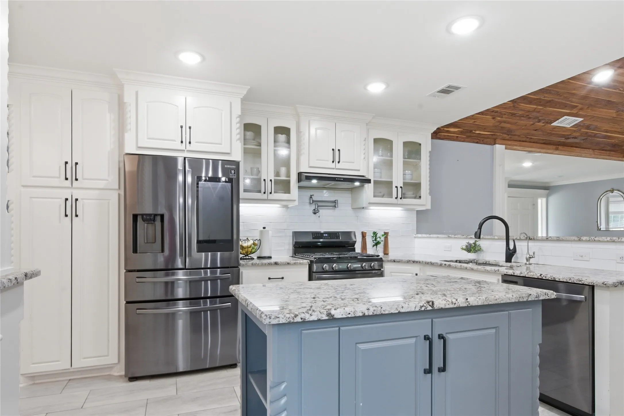 Single Family Residence For Sale in Smith County , 1901 Sterling Drive, Tyler, Texas 75701, 3 Bedroom, 2 Bathroom, 2 Garage spaces, 1,931 Sqft, built in 1965, mls#21276868, Real Estate Agent in Tyler, Homes For Sale in Smith county, Homes For Sale in Tyler, Realtor in Tyler Texas, Real Estate Brokerage Independent Realty Texas, Luminita Cordes Realtor