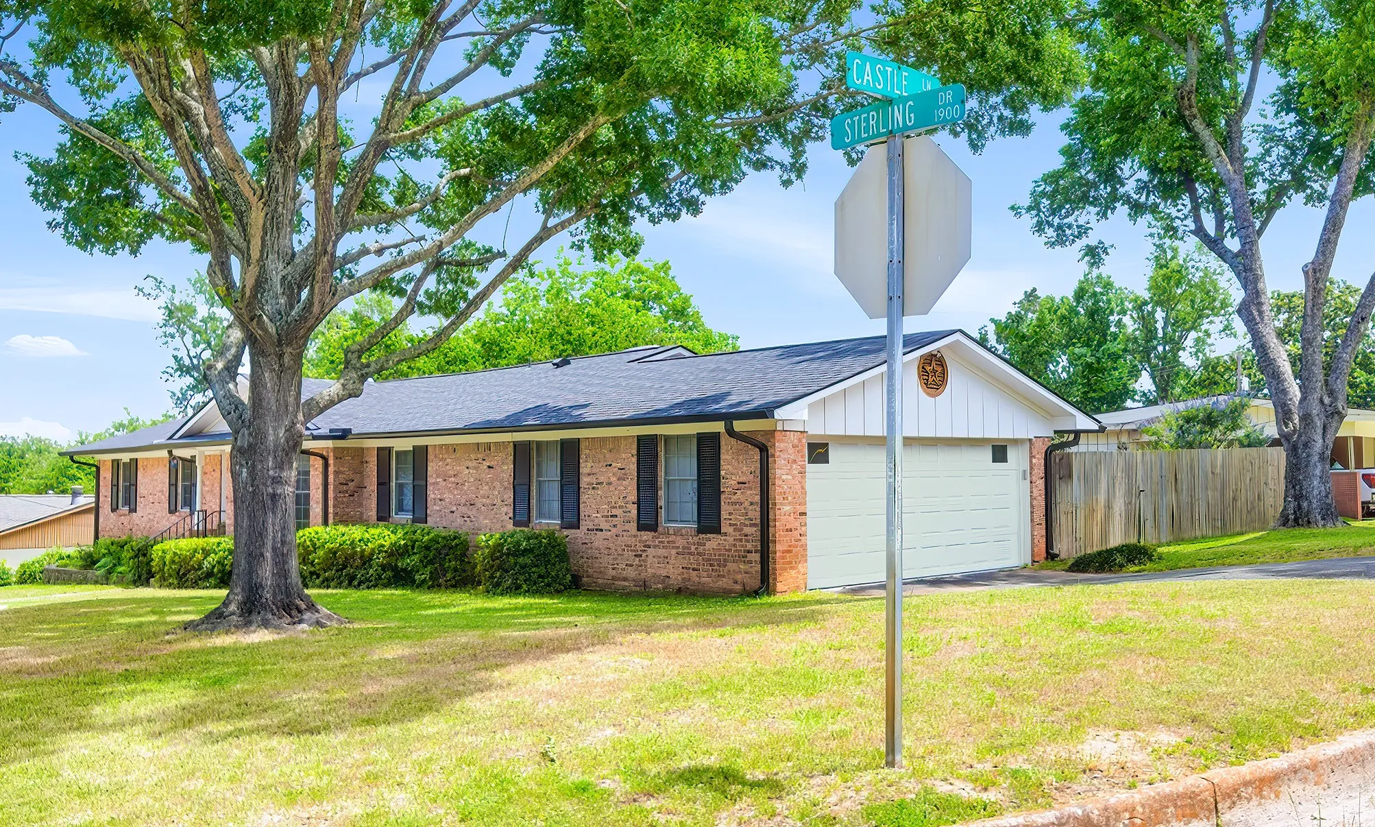 Single Family Residence For Sale in Smith County , 1901 Sterling Drive, Tyler, Texas 75701, 3 Bedroom, 2 Bathroom, 2 Garage spaces, 1,931 Sqft, built in 1965, mls#21276868, Real Estate Agent in Tyler, Homes For Sale in Smith county, Homes For Sale in Tyler, Realtor in Tyler Texas, Real Estate Brokerage Independent Realty Texas, Luminita Cordes Realtor