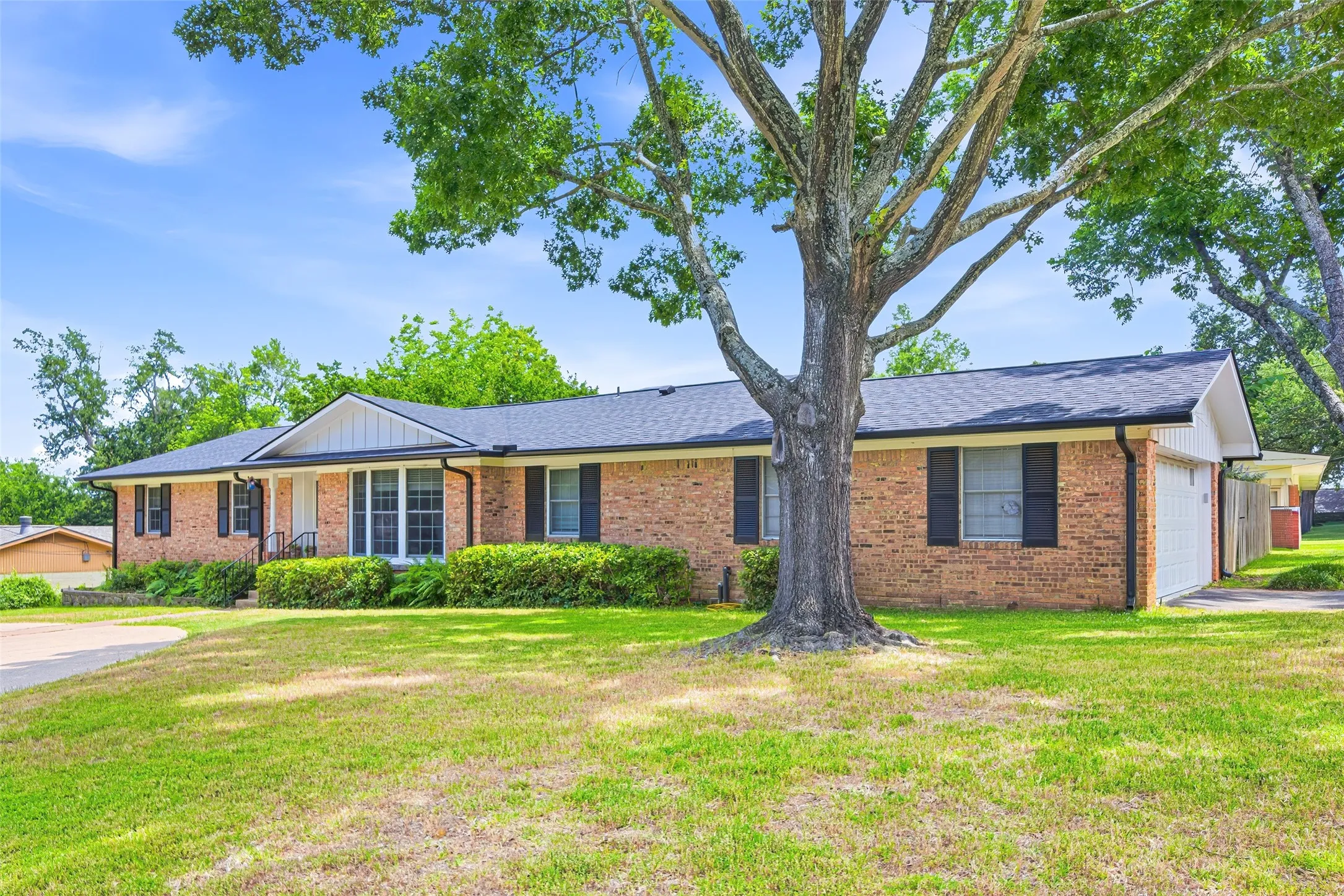 Single Family Residence For Sale in Smith County , 1901 Sterling Drive, Tyler, Texas 75701, 3 Bedroom, 2 Bathroom, 2 Garage spaces, 1,931 Sqft, built in 1965, mls#21276868, Real Estate Agent in Tyler, Homes For Sale in Smith county, Homes For Sale in Tyler, Realtor in Tyler Texas, Real Estate Brokerage Independent Realty Texas, Luminita Cordes Realtor