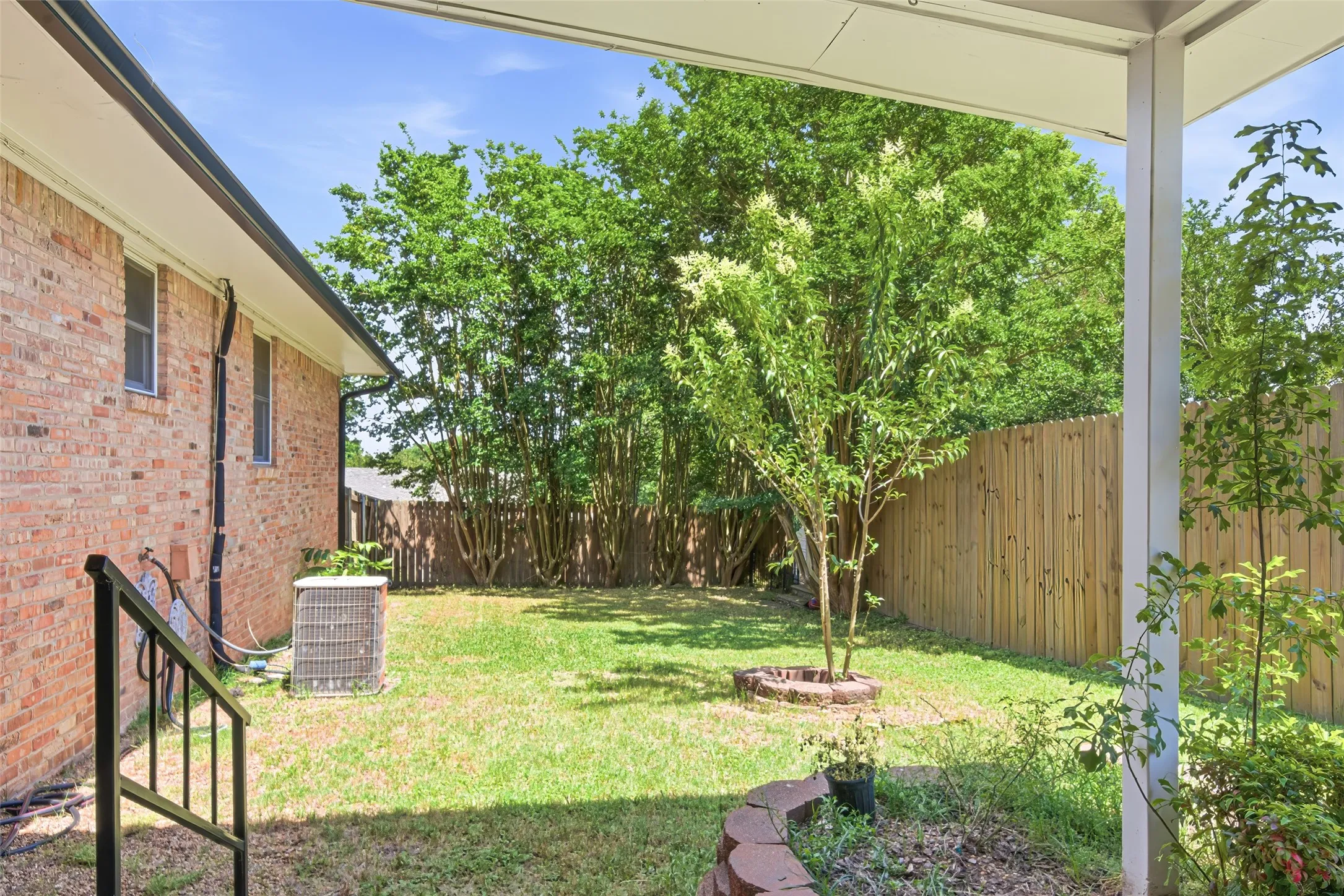 Single Family Residence For Sale in Smith County , 1901 Sterling Drive, Tyler, Texas 75701, 3 Bedroom, 2 Bathroom, 2 Garage spaces, 1,931 Sqft, built in 1965, mls#21276868, Real Estate Agent in Tyler, Homes For Sale in Smith county, Homes For Sale in Tyler, Realtor in Tyler Texas, Real Estate Brokerage Independent Realty Texas, Luminita Cordes Realtor