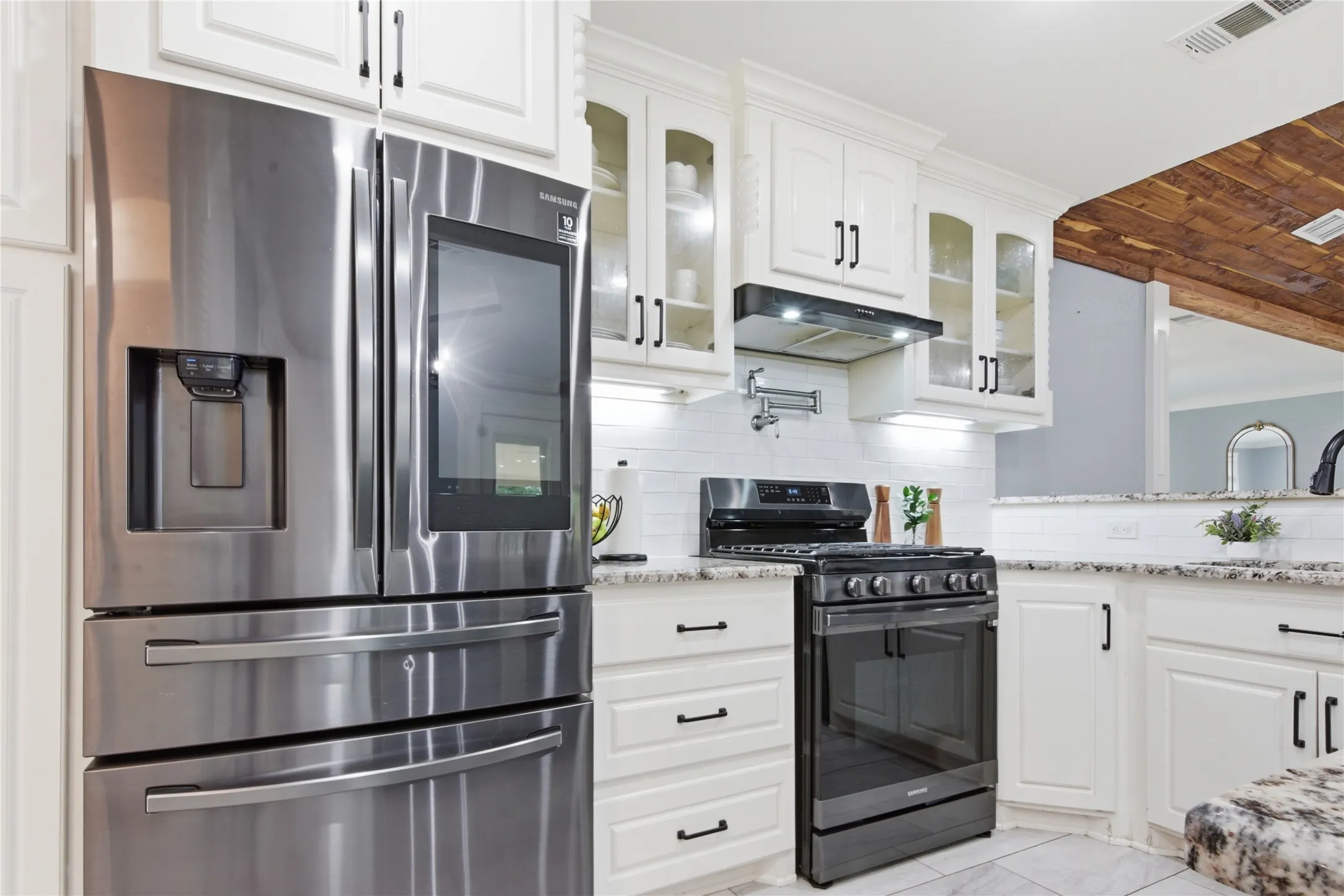 Single Family Residence For Sale in Smith County , 1901 Sterling Drive, Tyler, Texas 75701, 3 Bedroom, 2 Bathroom, 2 Garage spaces, 1,931 Sqft, built in 1965, mls#21276868, Real Estate Agent in Tyler, Homes For Sale in Smith county, Homes For Sale in Tyler, Realtor in Tyler Texas, Real Estate Brokerage Independent Realty Texas, Luminita Cordes Realtor
