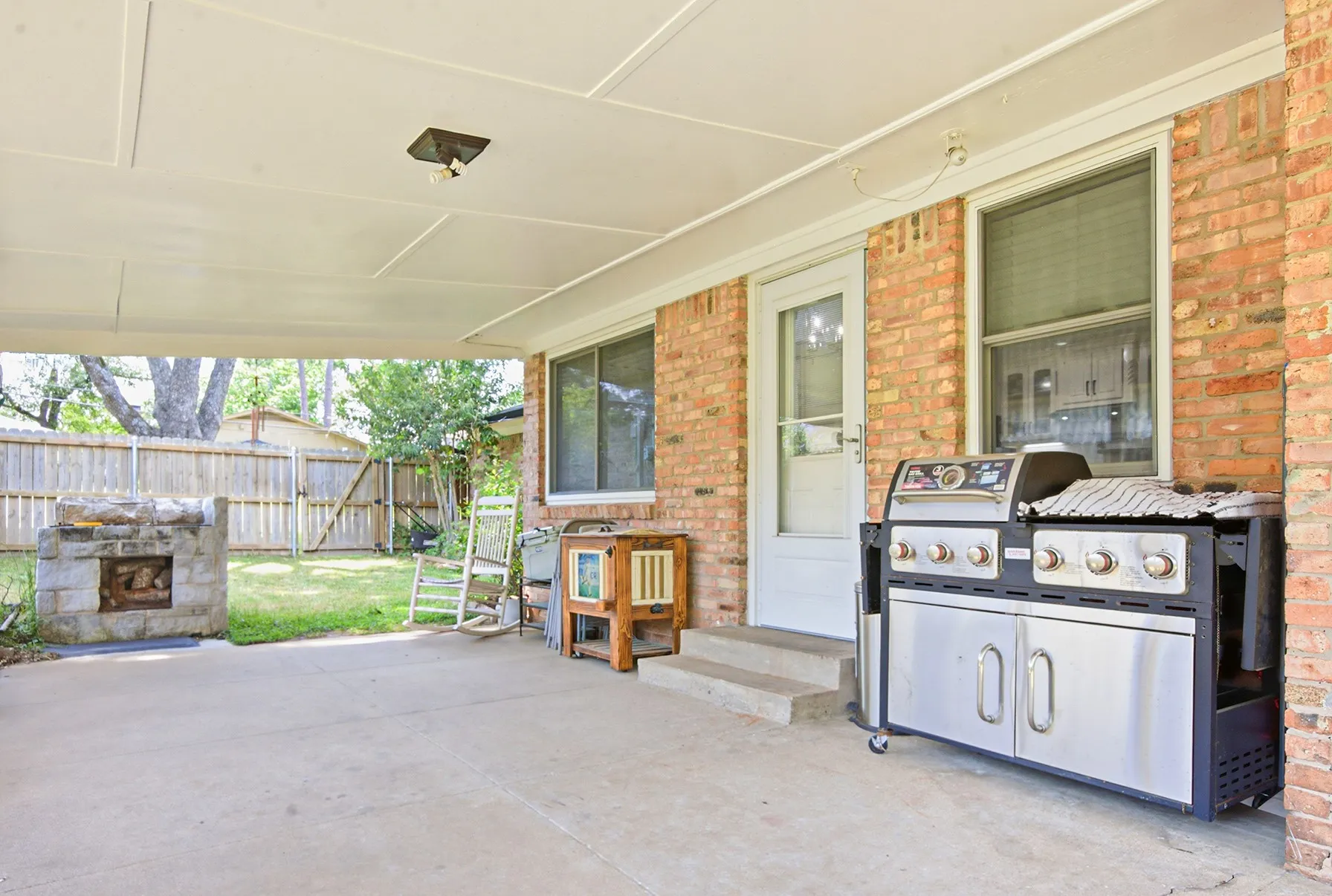 Single Family Residence For Sale in Smith County , 1901 Sterling Drive, Tyler, Texas 75701, 3 Bedroom, 2 Bathroom, 2 Garage spaces, 1,931 Sqft, built in 1965, mls#21276868, Real Estate Agent in Tyler, Homes For Sale in Smith county, Homes For Sale in Tyler, Realtor in Tyler Texas, Real Estate Brokerage Independent Realty Texas, Luminita Cordes Realtor
