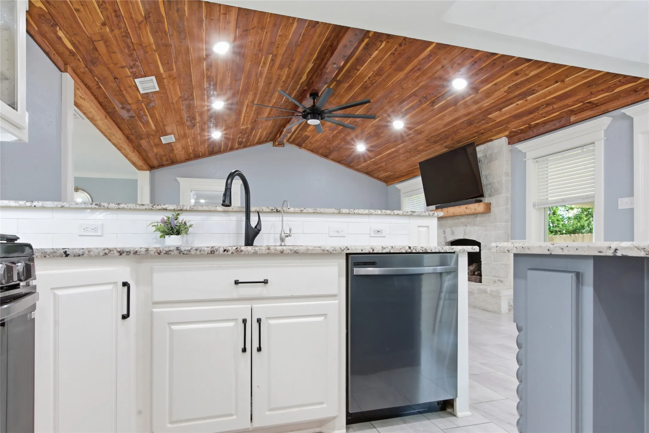 Single Family Residence For Sale in Smith County , 1901 Sterling Drive, Tyler, Texas 75701, 3 Bedroom, 2 Bathroom, 2 Garage spaces, 1,931 Sqft, built in 1965, mls#21276868, Real Estate Agent in Tyler, Homes For Sale in Smith county, Homes For Sale in Tyler, Realtor in Tyler Texas, Real Estate Brokerage Independent Realty Texas, Luminita Cordes Realtor