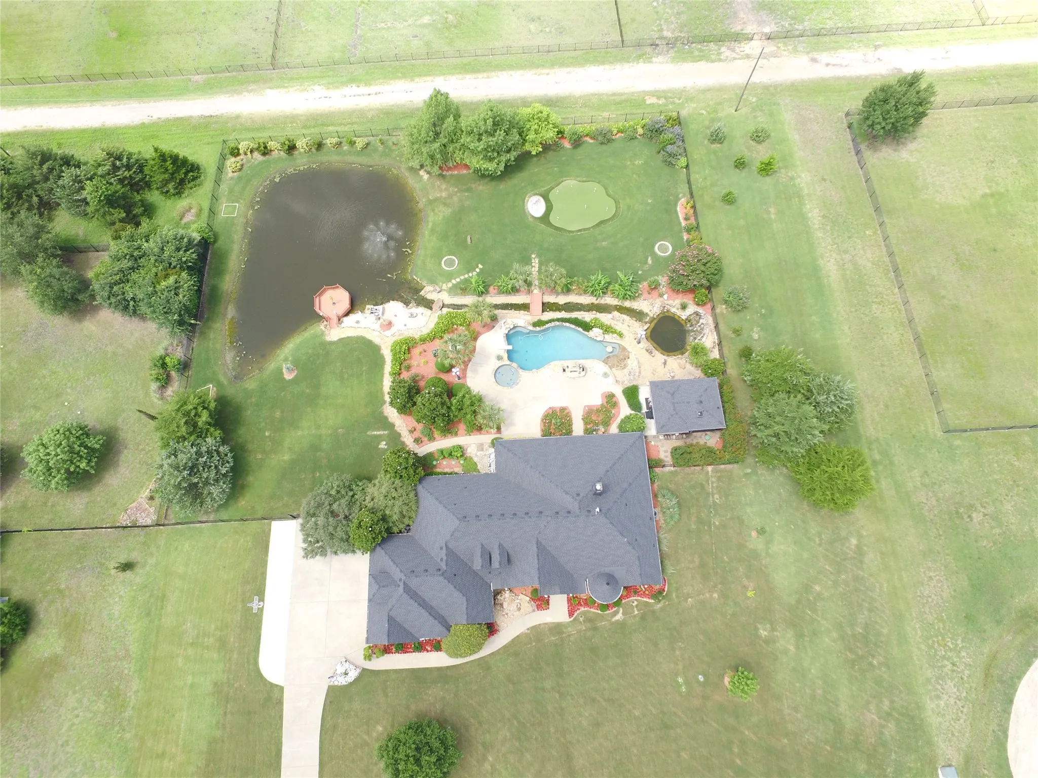 Large & spacious property with extra room between neighbors