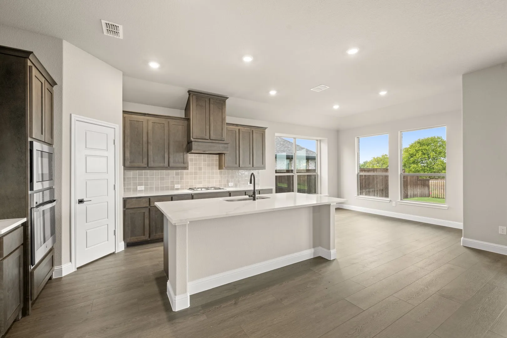 DFW-Silo Mills-Concept 2040-7857 Barley Field Street-Kitchen-Risewell Homes-3