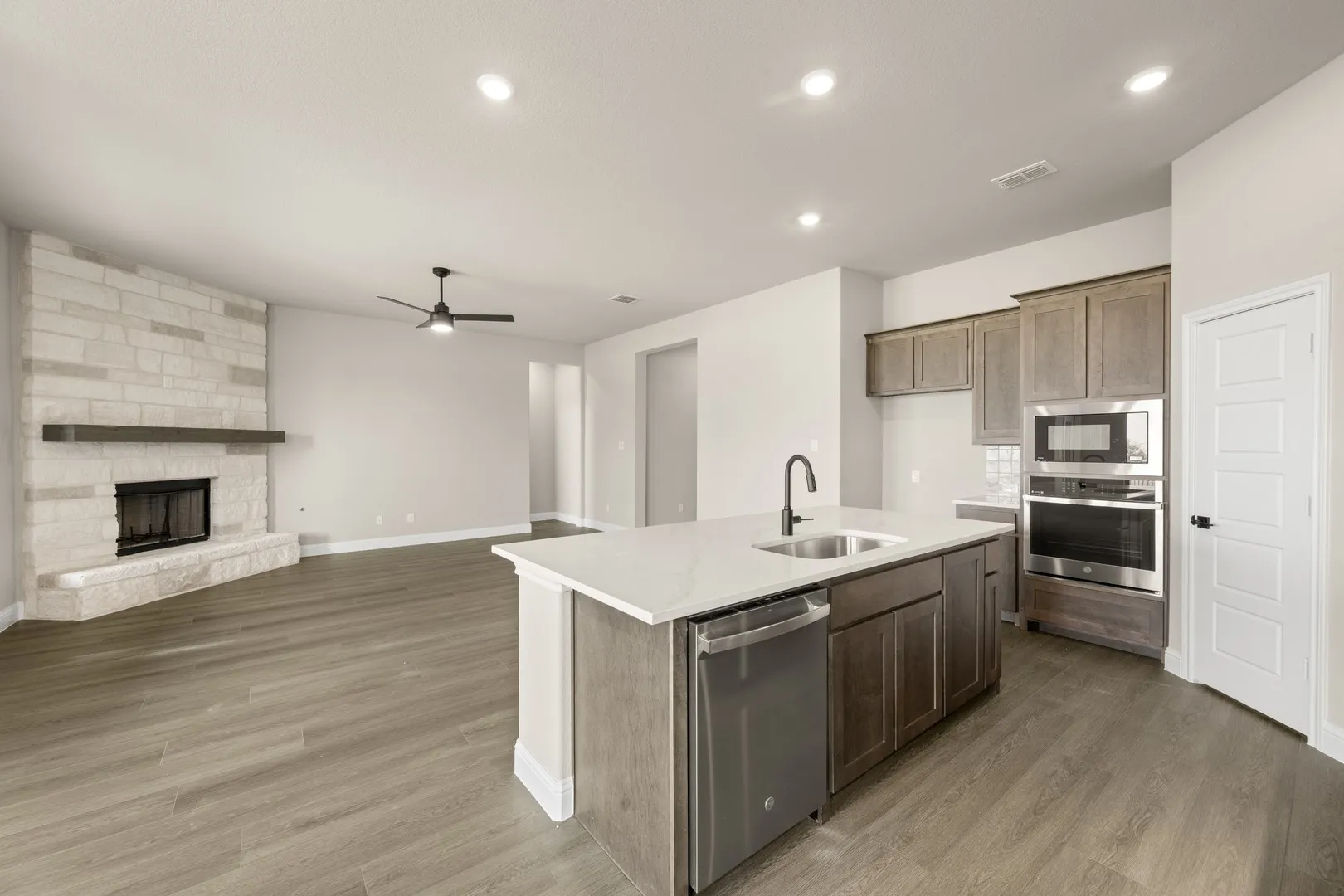 DFW-Silo Mills-Concept 2040-7857 Barley Field Street-Kitchen-Risewell Homes-5