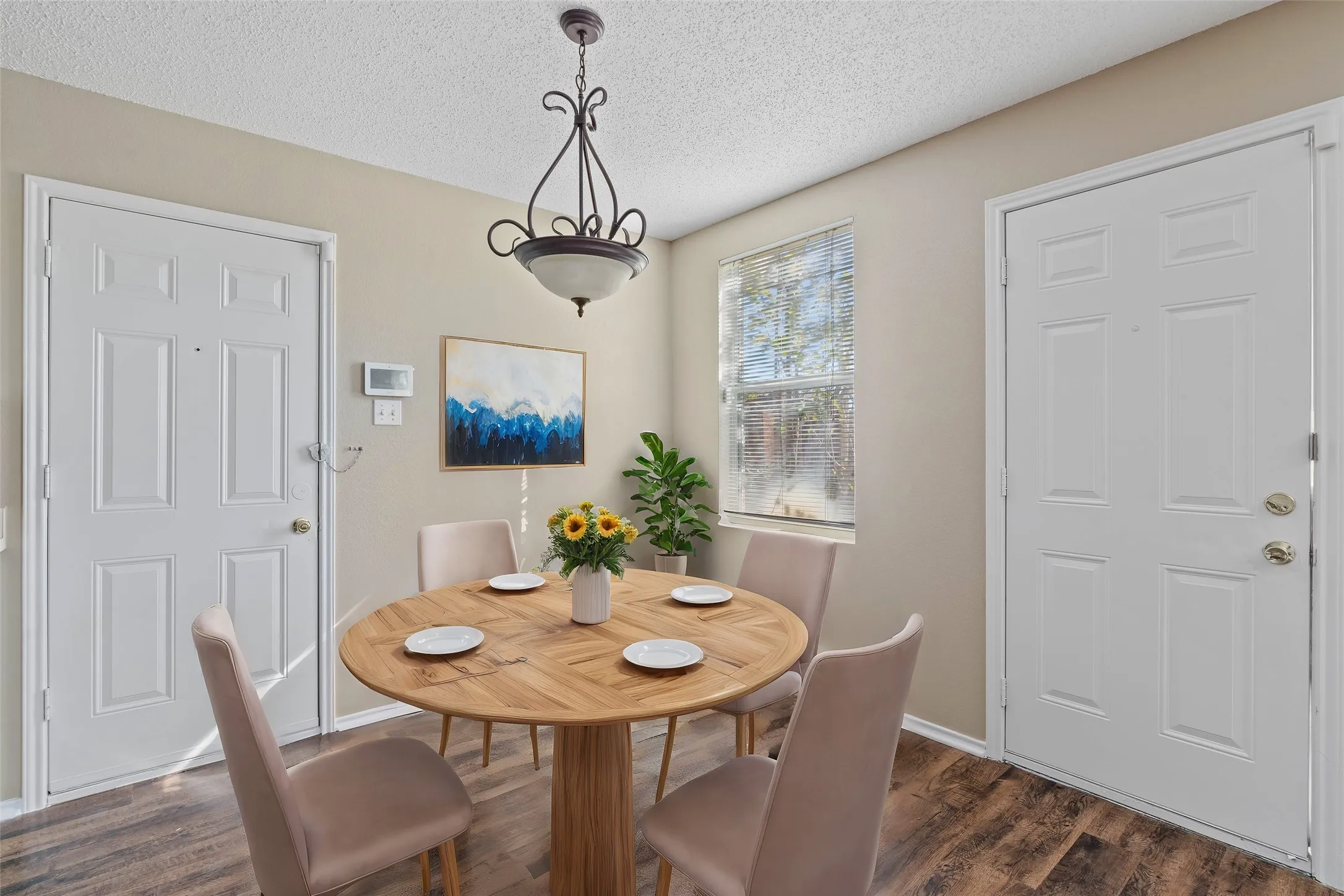 Eat-in Kitchen