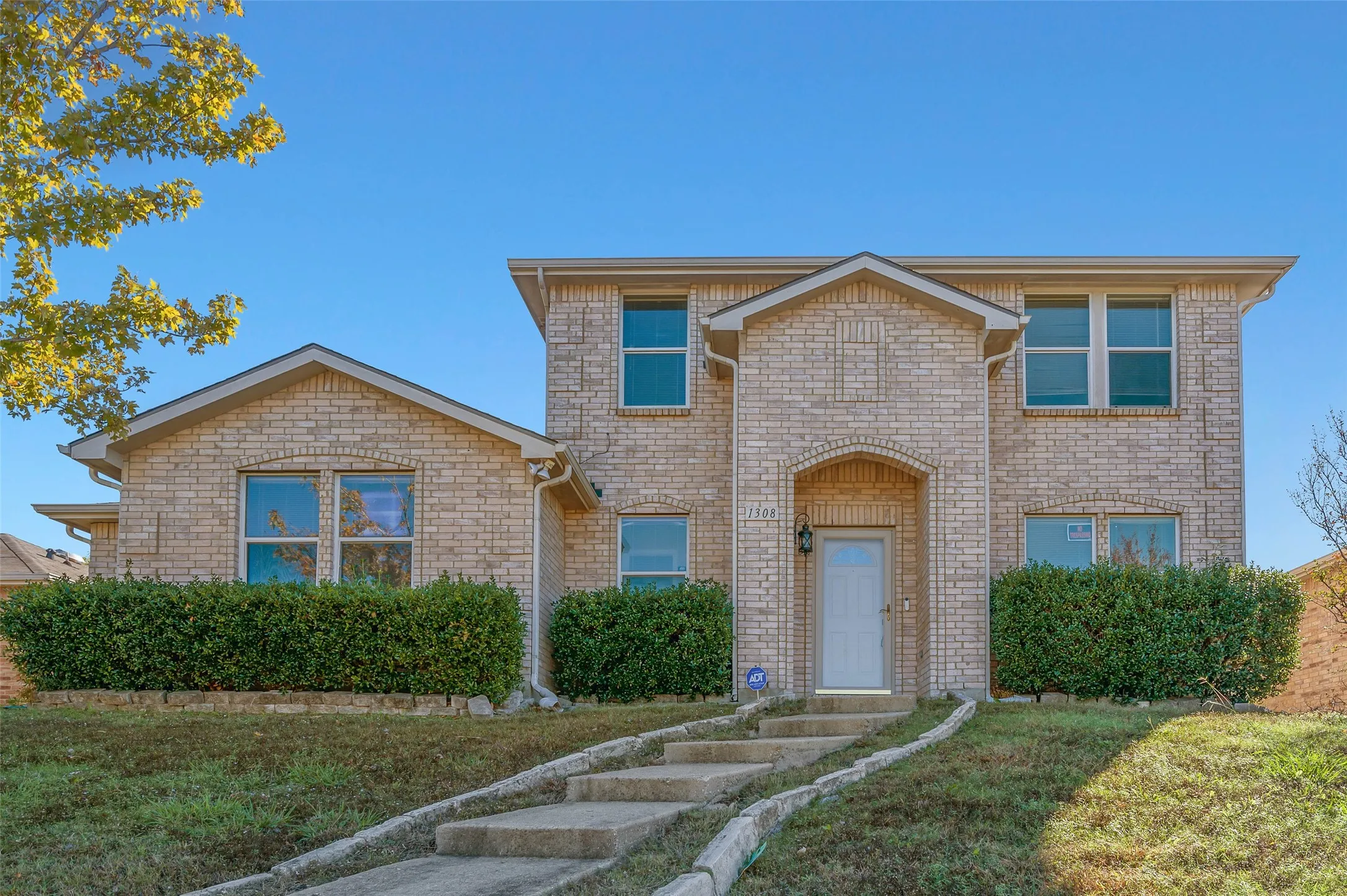 Single Family Residence For Rent in Dallas County , 1308 Dawson Way, Mesquite, Texas 75181, 4 Bedrooms, 3 Bathrooms, 2 Garage spaces, 2,476 Sqft, built in 2004, Price $3,500, mls#21267209, Real Estate Agent in Mesquite, Homes For Rent in Dallas county, Homes For Rent in Mesquite, Realtor in Mesquite Texas, Real Estate Brokerage Independent Realty Texas, Luminita Cordes Realtor