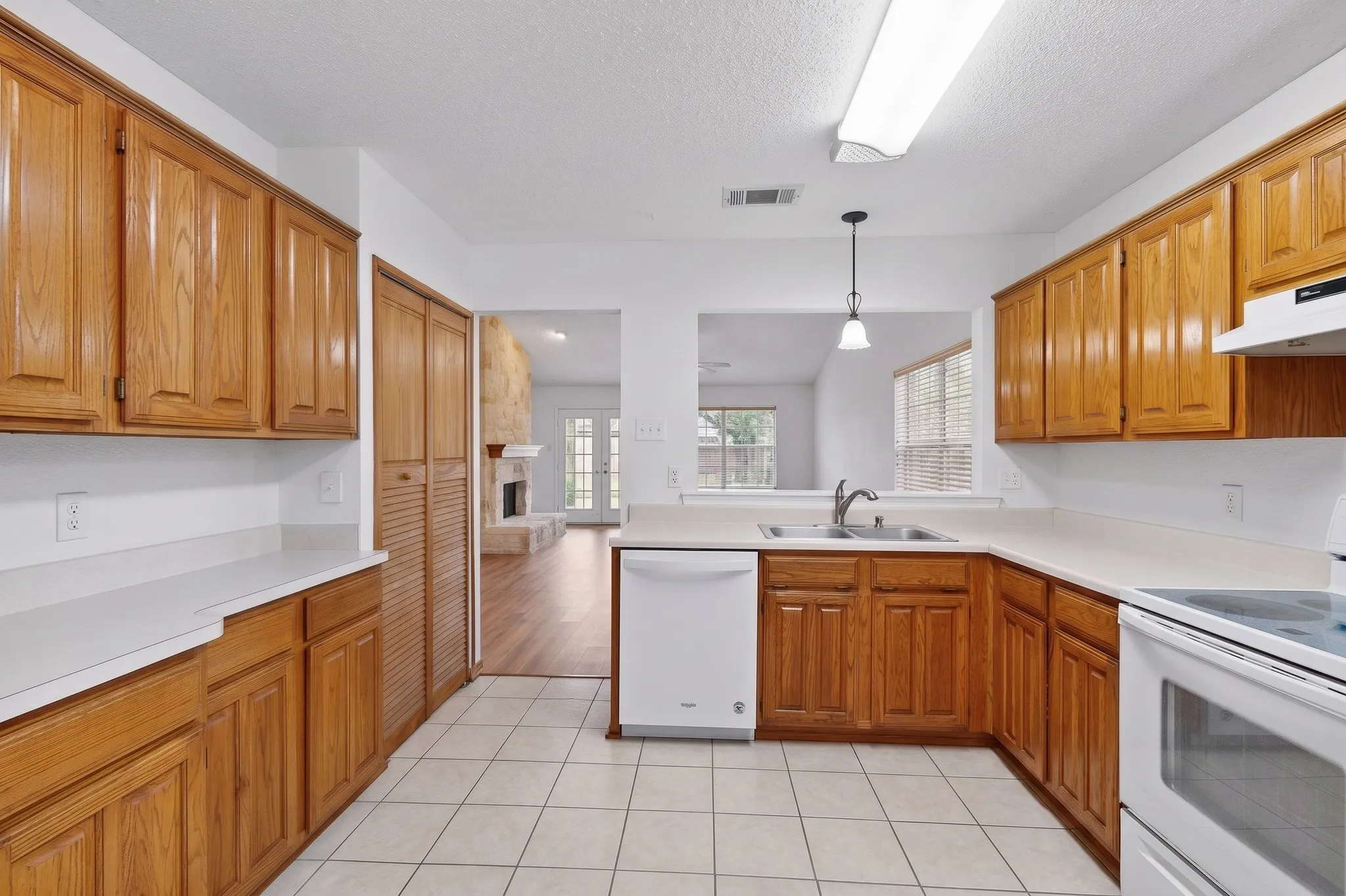 Single Family Residence For Sale in Dallas County , 1917 Village Creek Drive, Garland, Texas 75040, 3 Bedroom, 2 Bathroom, 2 Garage spaces, 1,486 Sqft, built in 1987, mls#21275818, Real Estate Agent in Garland, Homes For Sale in Dallas county, Homes For Sale in Garland, Realtor in Garland Texas, Real Estate Brokerage Independent Realty Texas, Luminita Cordes Realtor