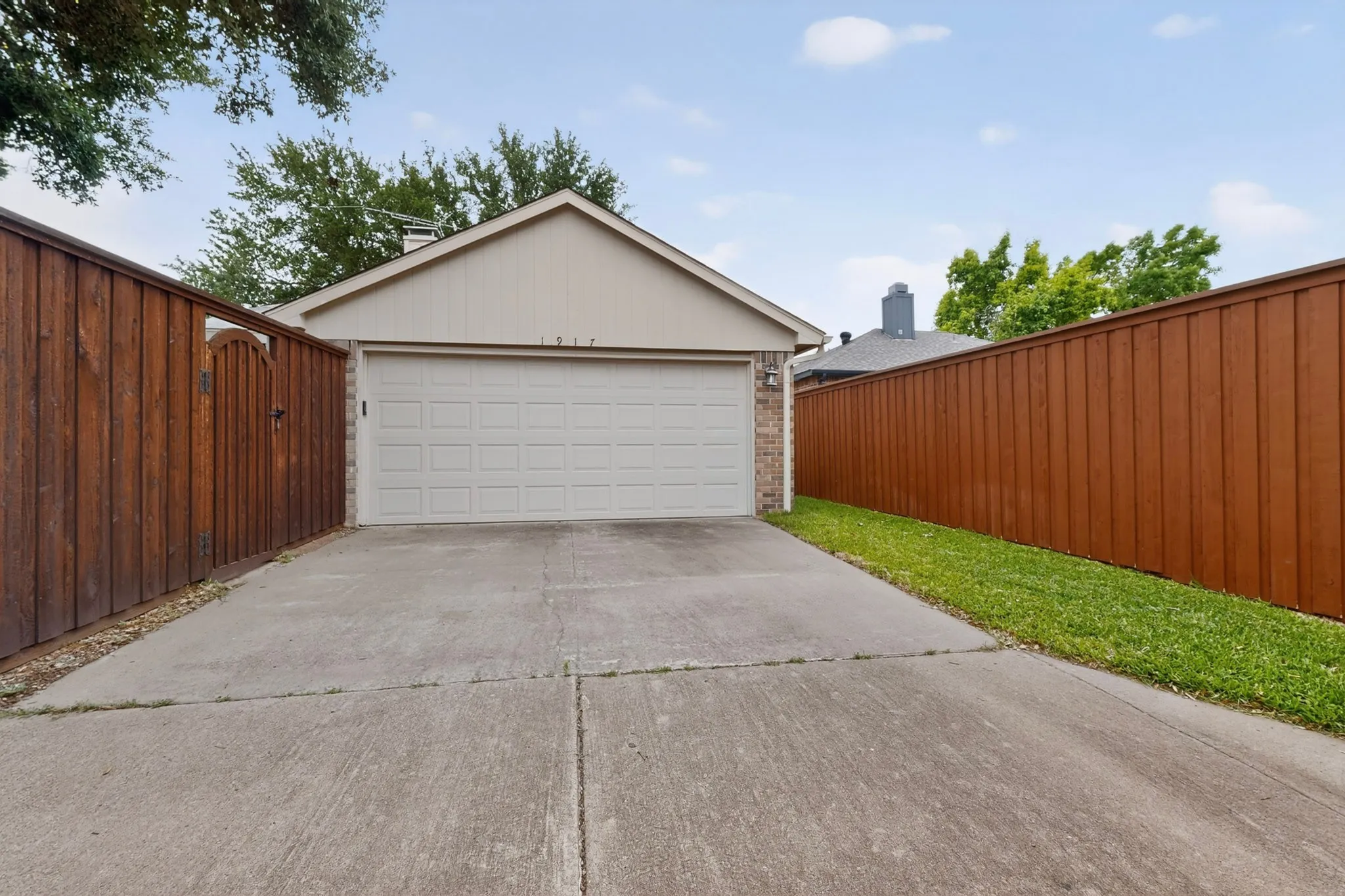 Single Family Residence For Sale in Dallas County , 1917 Village Creek Drive, Garland, Texas 75040, 3 Bedroom, 2 Bathroom, 2 Garage spaces, 1,486 Sqft, built in 1987, mls#21275818, Real Estate Agent in Garland, Homes For Sale in Dallas county, Homes For Sale in Garland, Realtor in Garland Texas, Real Estate Brokerage Independent Realty Texas, Luminita Cordes Realtor