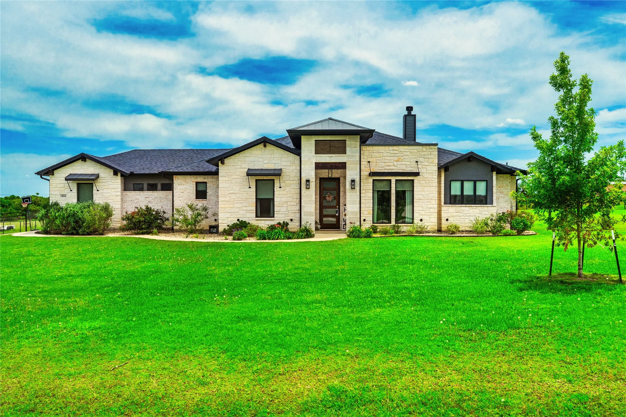 Single Family Residence For Sale in Parker County , 1024 Henry Way, Springtown, Texas 76082, 3 Bedroom, 3 Bathroom, 2 Garage spaces, 2,480 Sqft, built in 2021, mls#21277349, Real Estate Agent in Springtown, Homes For Sale in Parker county, Homes For Sale in Springtown, Realtor in Springtown Texas, Real Estate Brokerage Independent Realty Texas, Luminita Cordes Realtor