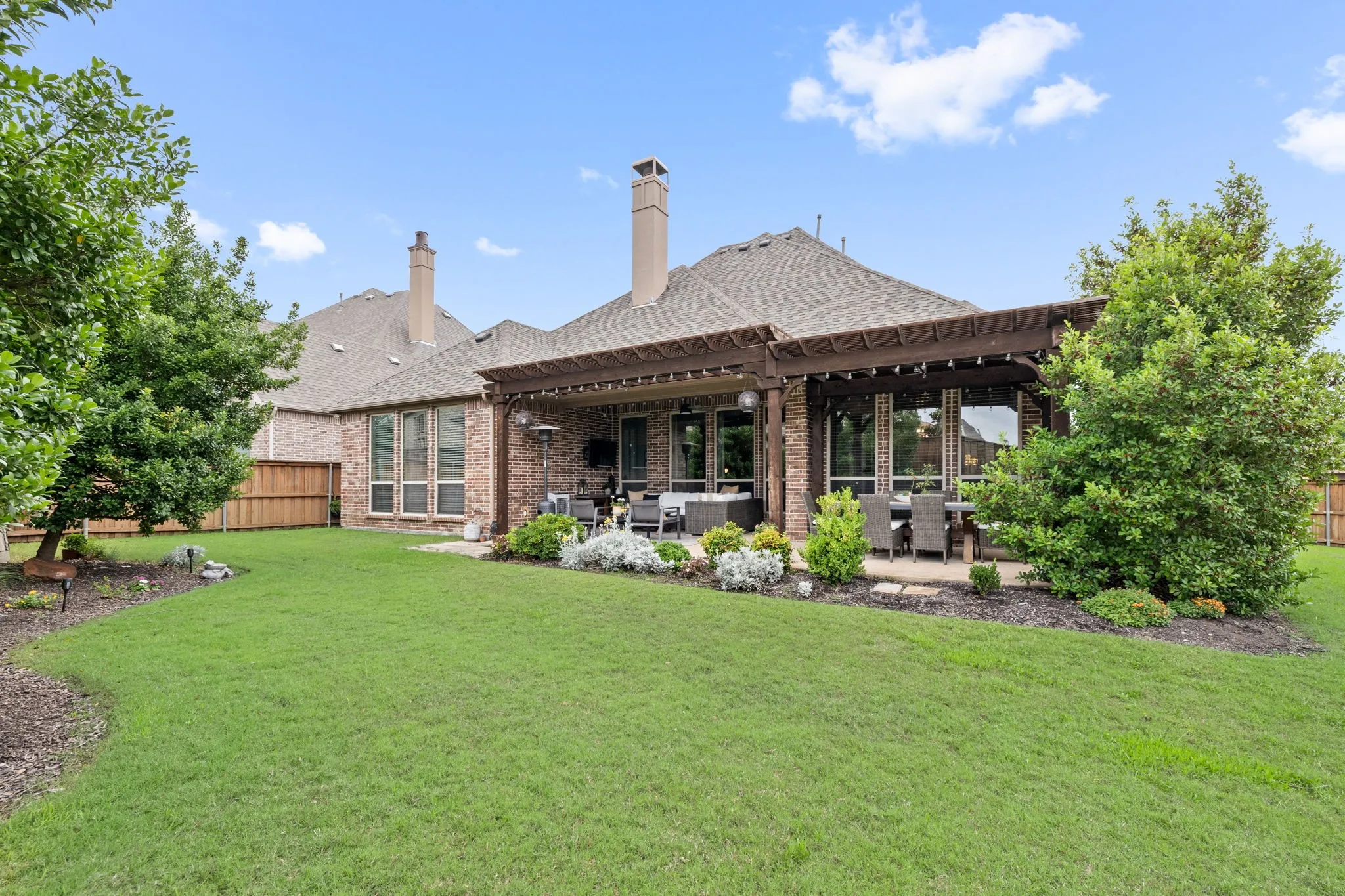 Huge 11,000 SF+ lot in private culdesac adjacent to trail to lake