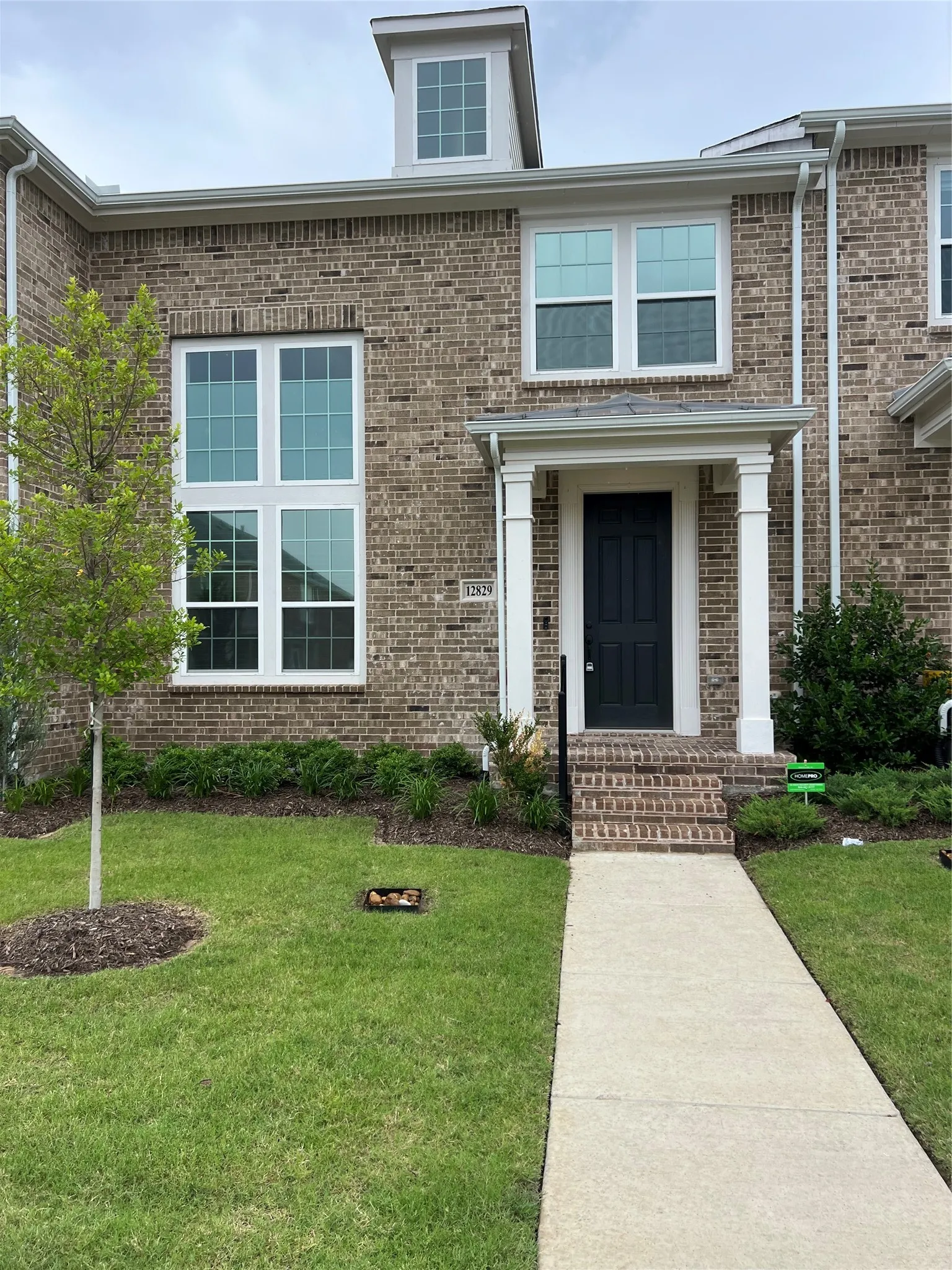 View of front facade featuring a front yard