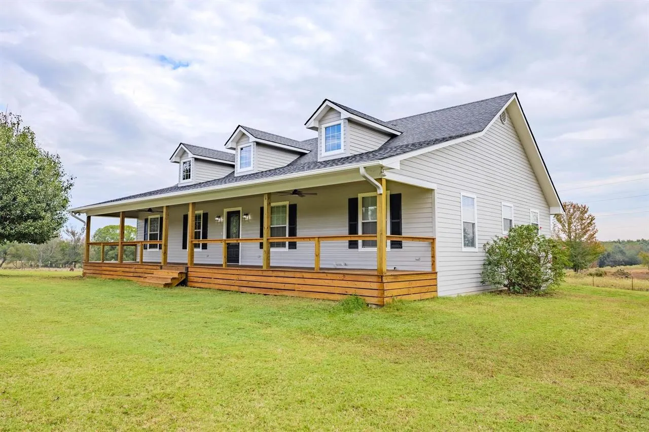 Single Family Residence For Sale in Wood County , 5300 N Hwy 37, Winnsboro, Texas 75494, 3 Bedroom, 2 Bathroom, 2 Garage spaces, 1,738 Sqft, built in 2005, mls#21277881, Real Estate Agent in Winnsboro, Homes For Sale in Wood county, Homes For Sale in Winnsboro, Realtor in Winnsboro Texas, Real Estate Brokerage Independent Realty Texas, Luminita Cordes Realtor