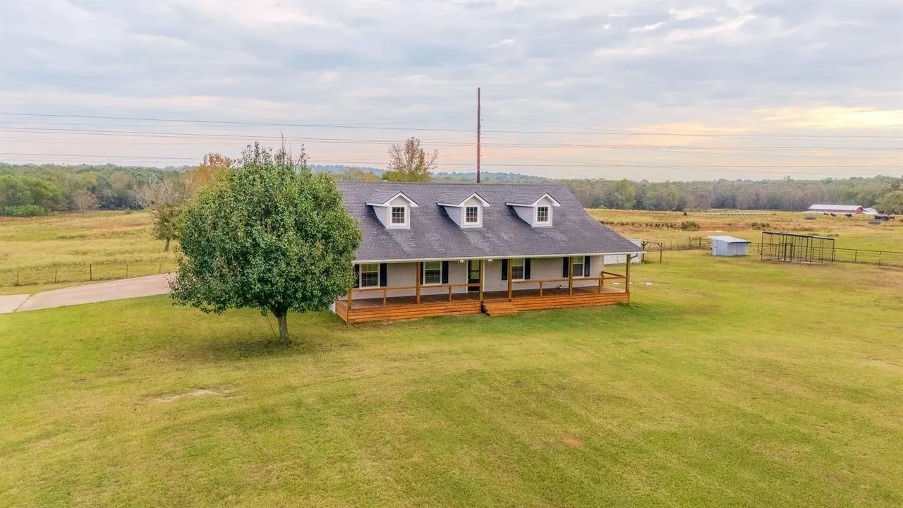 Single Family Residence For Sale in Wood County , 5300 N Hwy 37, Winnsboro, Texas 75494, 3 Bedroom, 2 Bathroom, 2 Garage spaces, 1,738 Sqft, built in 2005, mls#21277881, Real Estate Agent in Winnsboro, Homes For Sale in Wood county, Homes For Sale in Winnsboro, Realtor in Winnsboro Texas, Real Estate Brokerage Independent Realty Texas, Luminita Cordes Realtor
