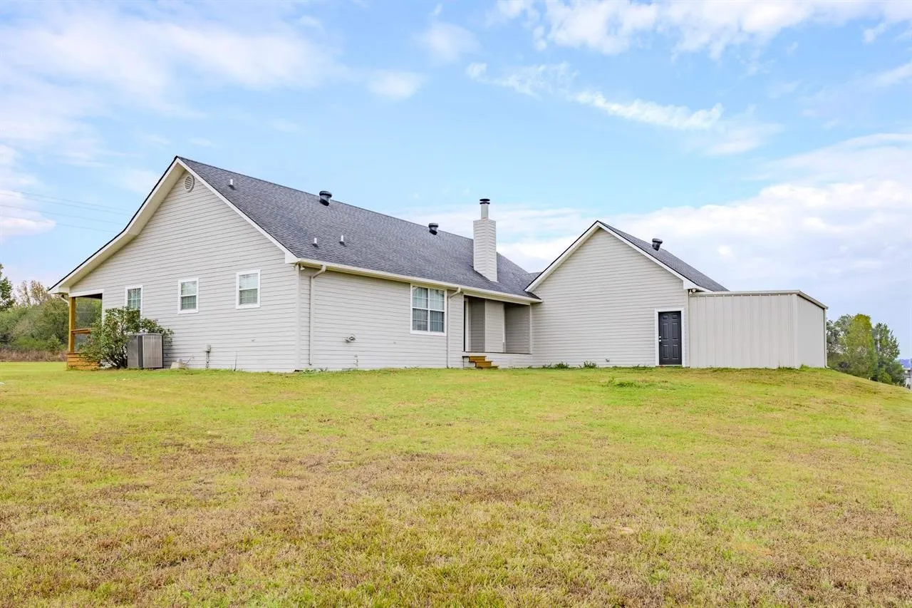 Single Family Residence For Sale in Wood County , 5300 N Hwy 37, Winnsboro, Texas 75494, 3 Bedroom, 2 Bathroom, 2 Garage spaces, 1,738 Sqft, built in 2005, mls#21277881, Real Estate Agent in Winnsboro, Homes For Sale in Wood county, Homes For Sale in Winnsboro, Realtor in Winnsboro Texas, Real Estate Brokerage Independent Realty Texas, Luminita Cordes Realtor