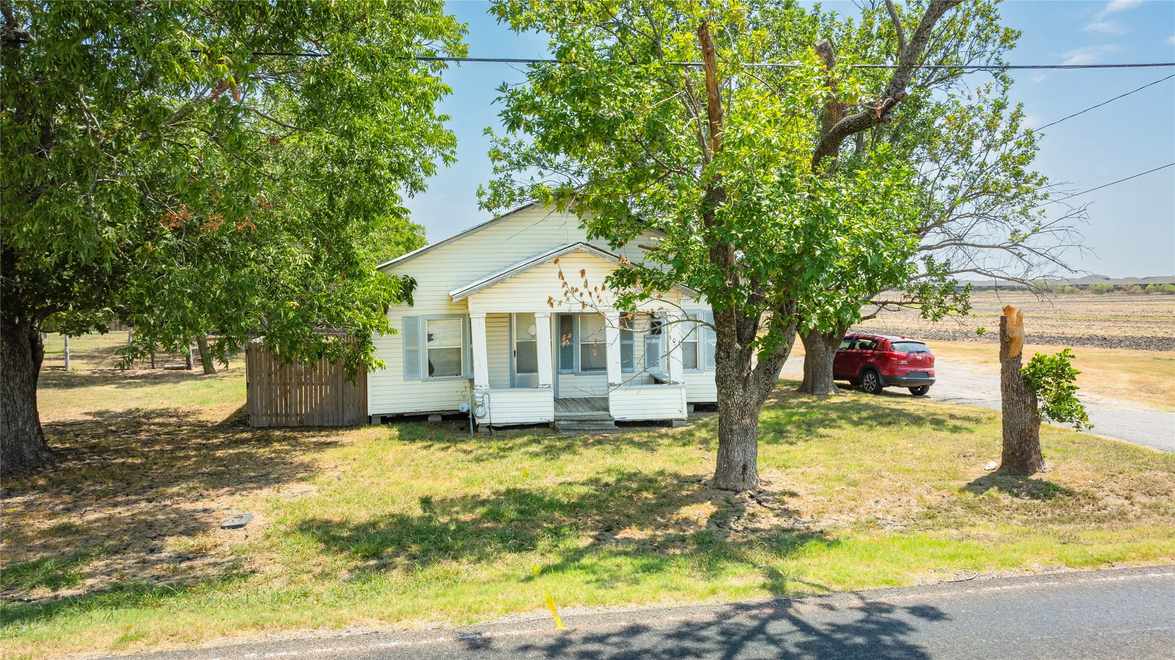 Single Family Residence For Sale in Collin County , 503 East Street, Josephine, Texas 75173, 2 Bedroom, 1 Bathroom, Garage spaces, 1,096 Sqft, built in 1951, mls#21277920, Real Estate Agent in Josephine, Homes For Sale in Collin county, Homes For Sale in Josephine, Realtor in Josephine Texas, Real Estate Brokerage Independent Realty Texas, Luminita Cordes Realtor