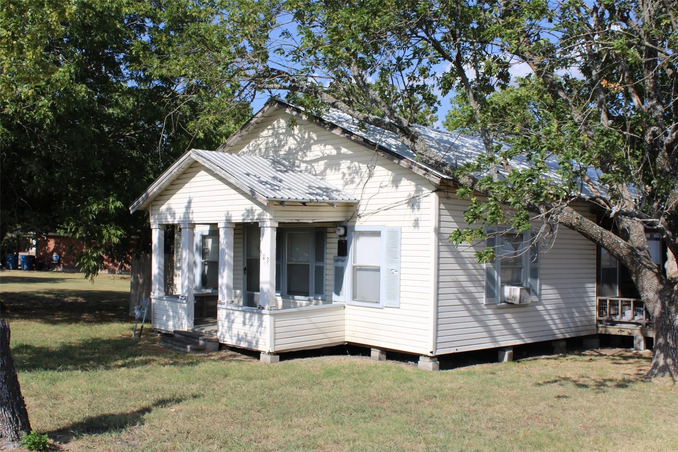 Single Family Residence For Sale in Collin County , 503 East Street, Josephine, Texas 75173, 2 Bedroom, 1 Bathroom, Garage spaces, 1,096 Sqft, built in 1951, mls#21277920, Real Estate Agent in Josephine, Homes For Sale in Collin county, Homes For Sale in Josephine, Realtor in Josephine Texas, Real Estate Brokerage Independent Realty Texas, Luminita Cordes Realtor